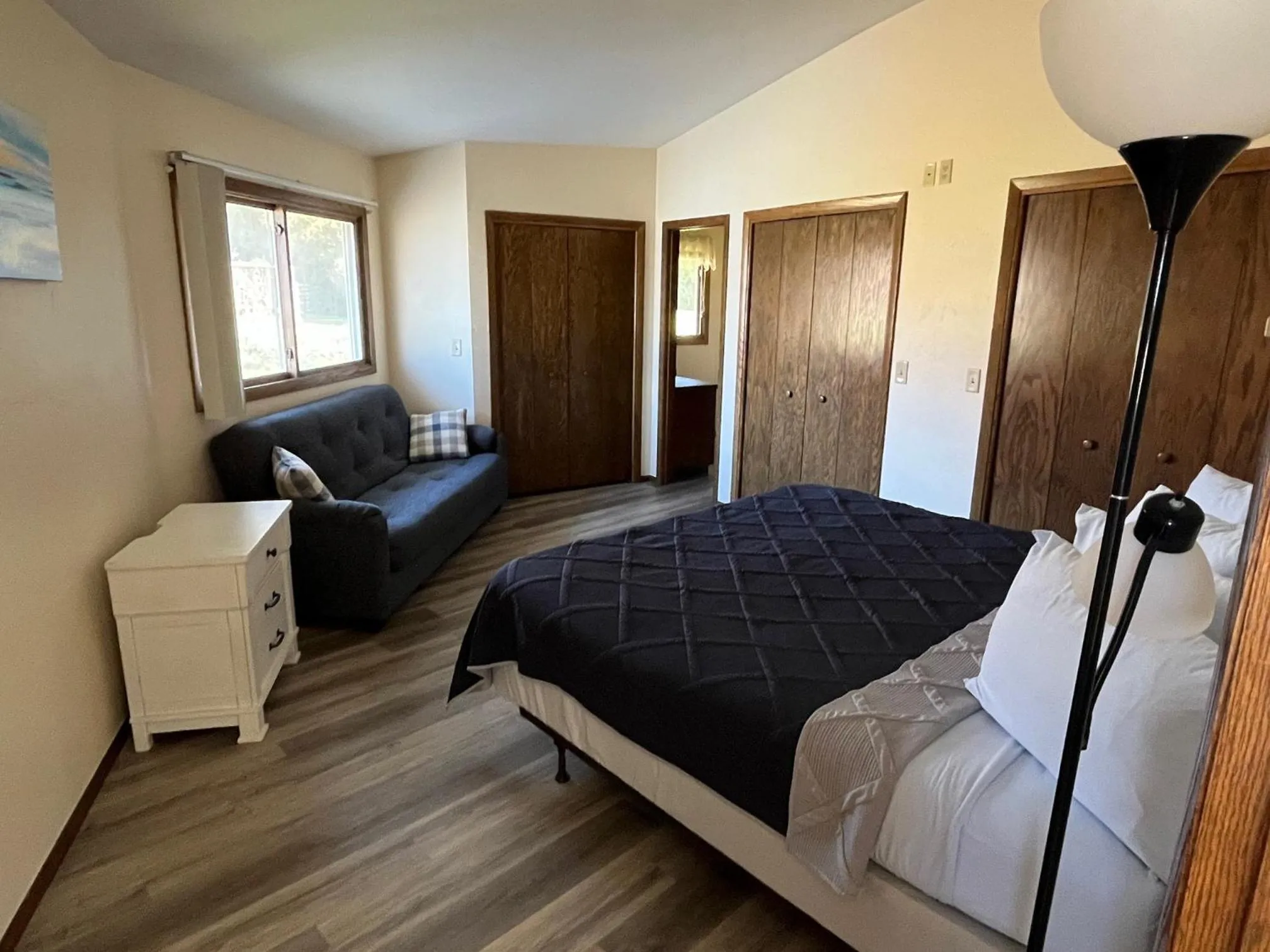 Bed in Harbor Inn Algoma