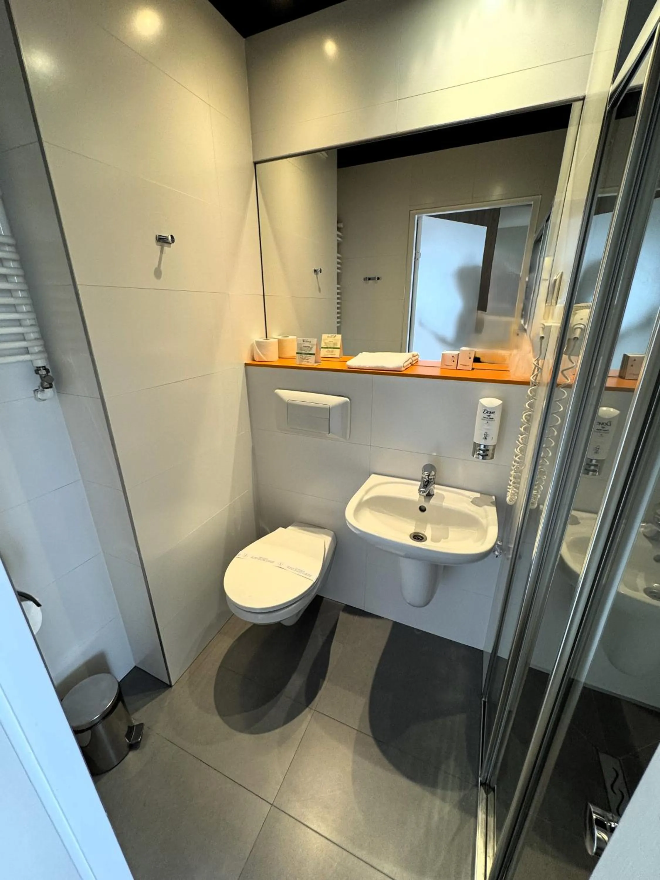 Shower in Hotel Victoria