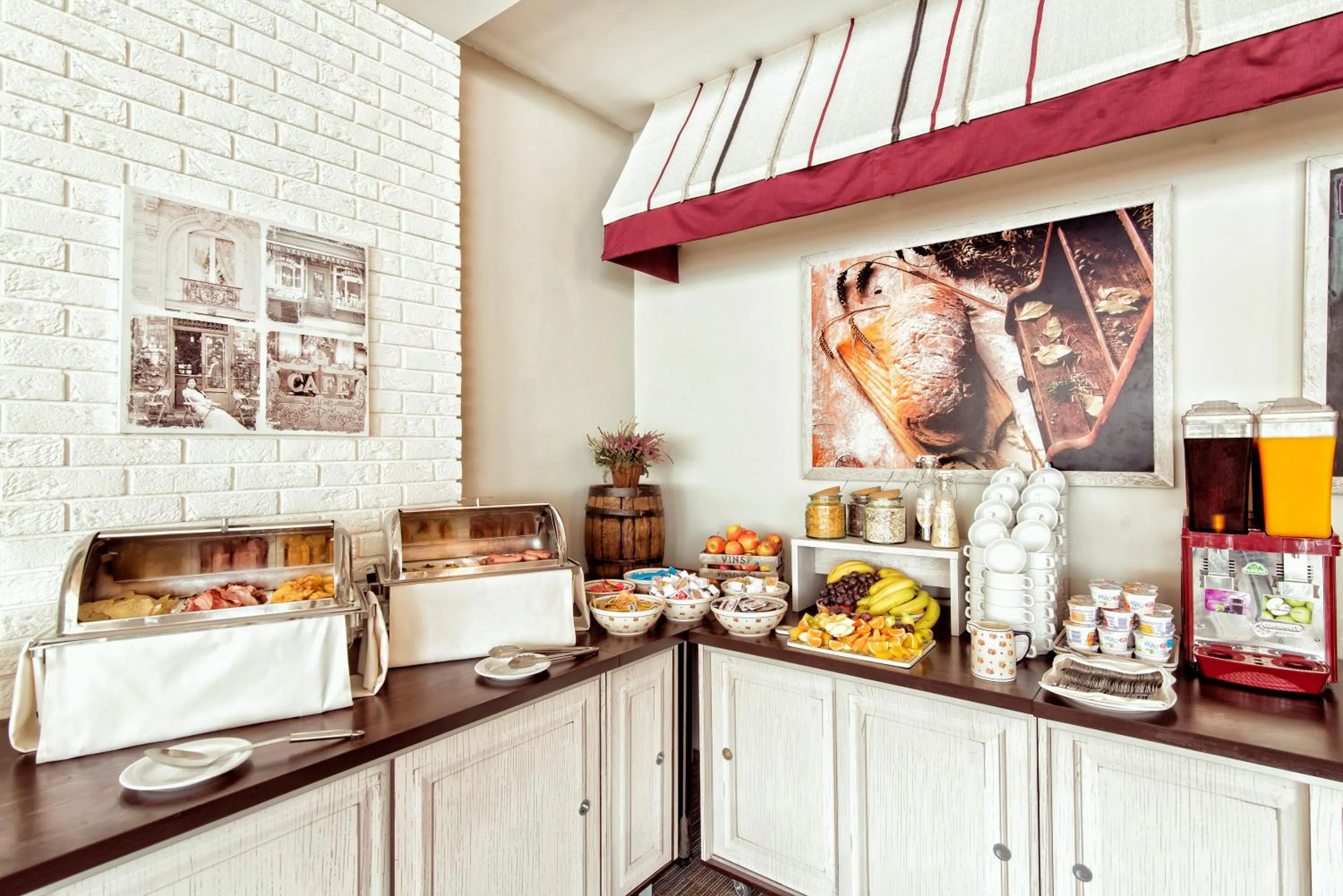 Food and drinks in Hotel Victoria