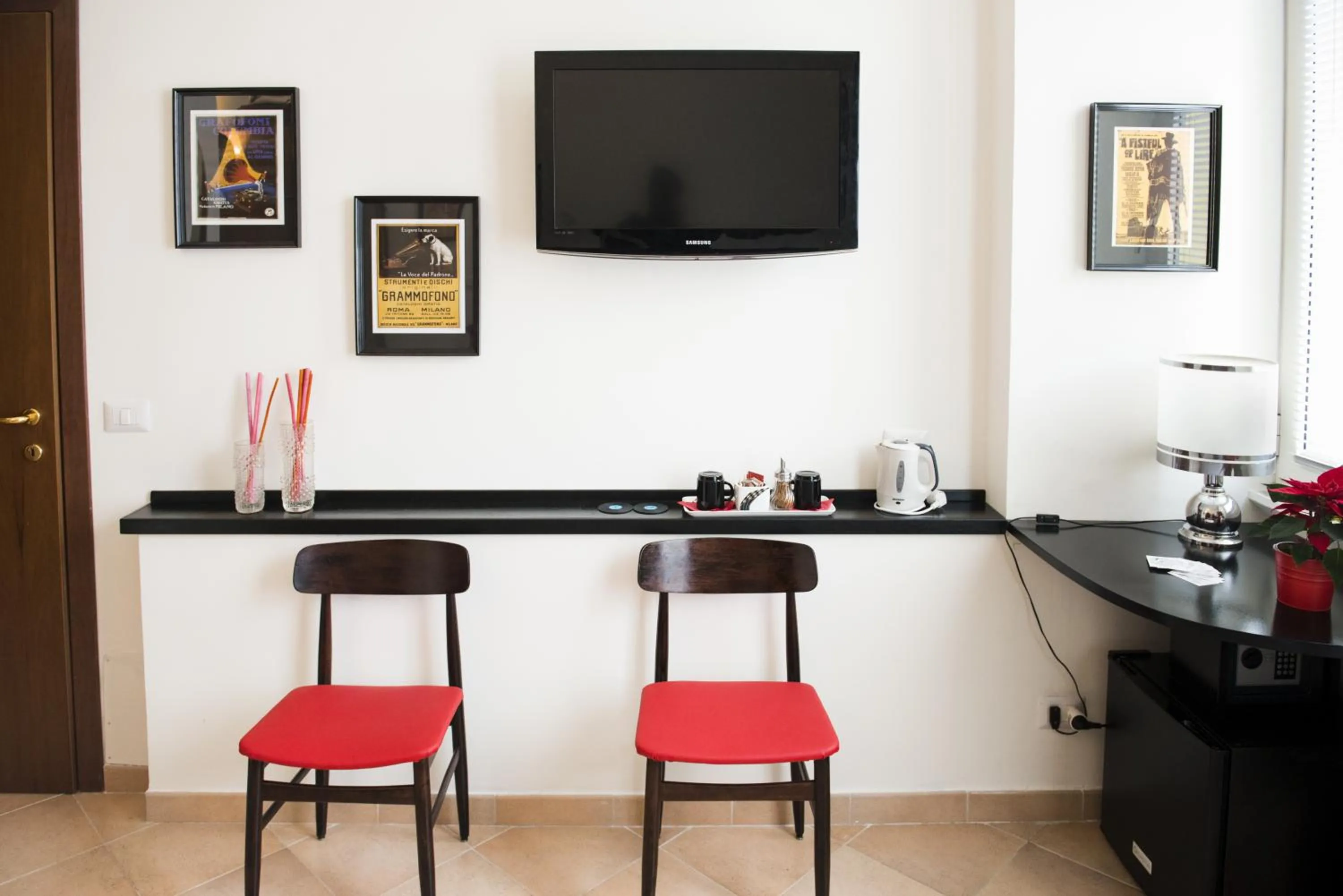 Photo of the whole room in Grammy Suite