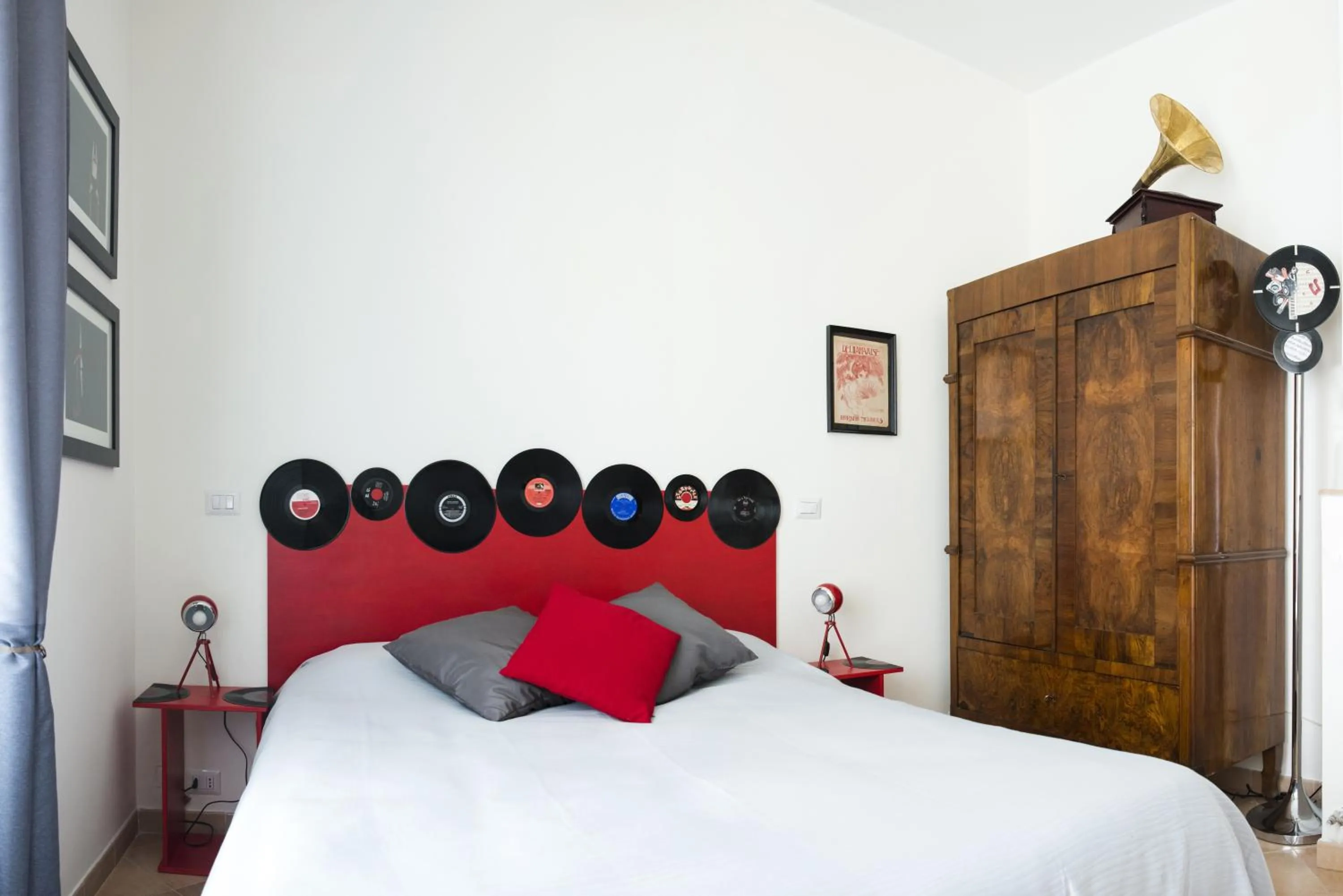 Photo of the whole room, Bed in Grammy Suite