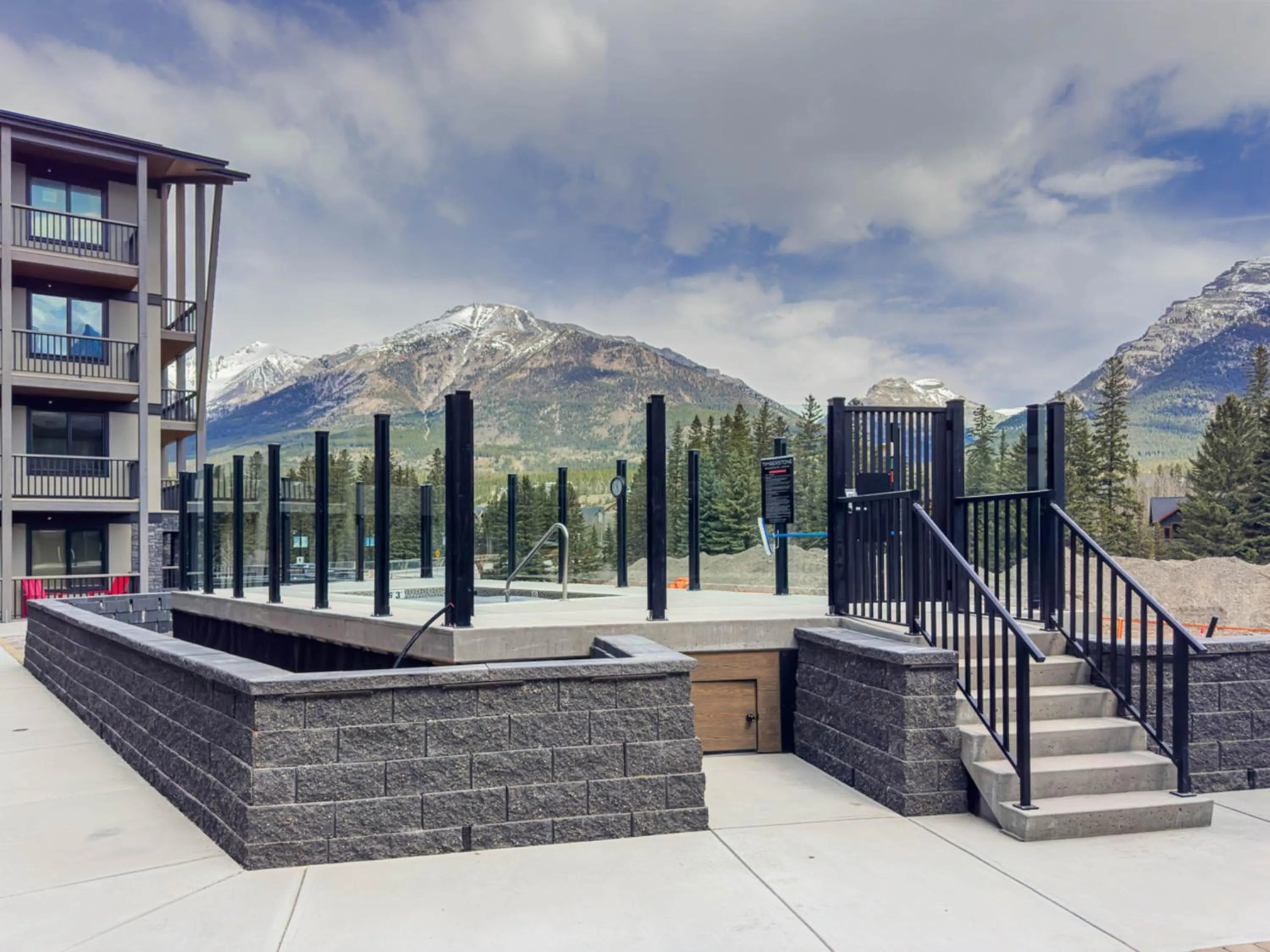 Property building in Mountain Dreams Penthouse Hot Tub & Panoramic Views New in Spring Creek