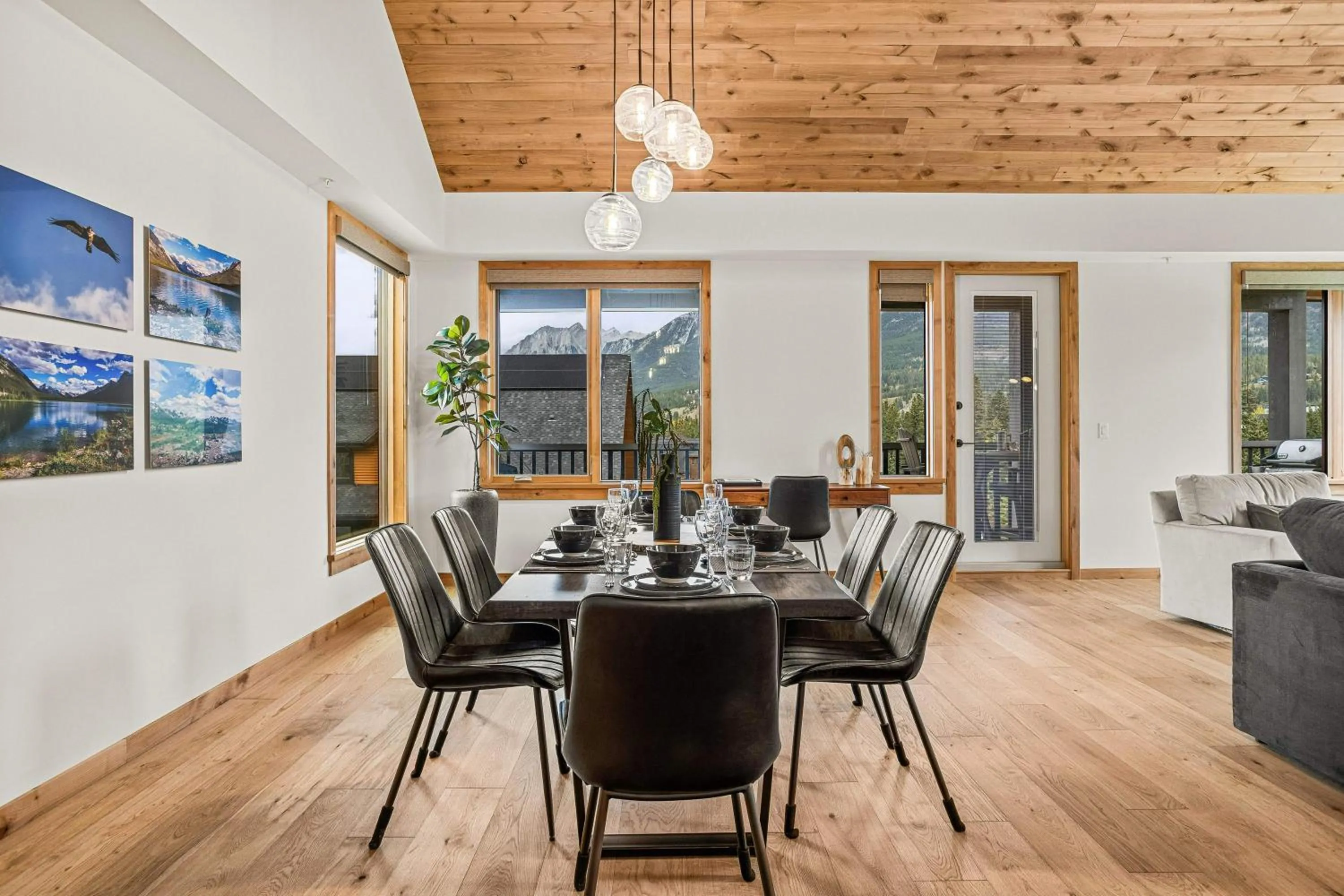 Seating area in Mountain Dreams Penthouse Hot Tub & Panoramic Views New in Spring Creek