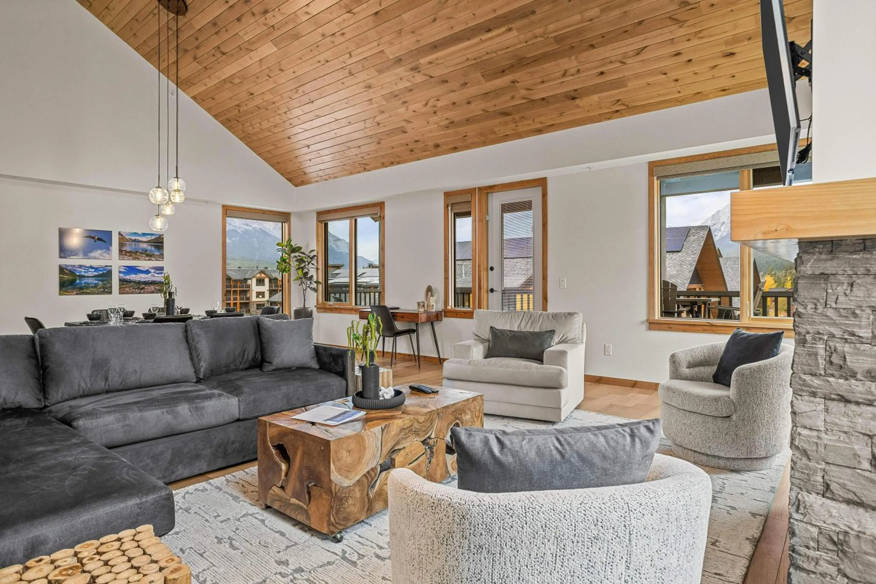Living room in Mountain Dreams Penthouse Hot Tub & Panoramic Views New in Spring Creek