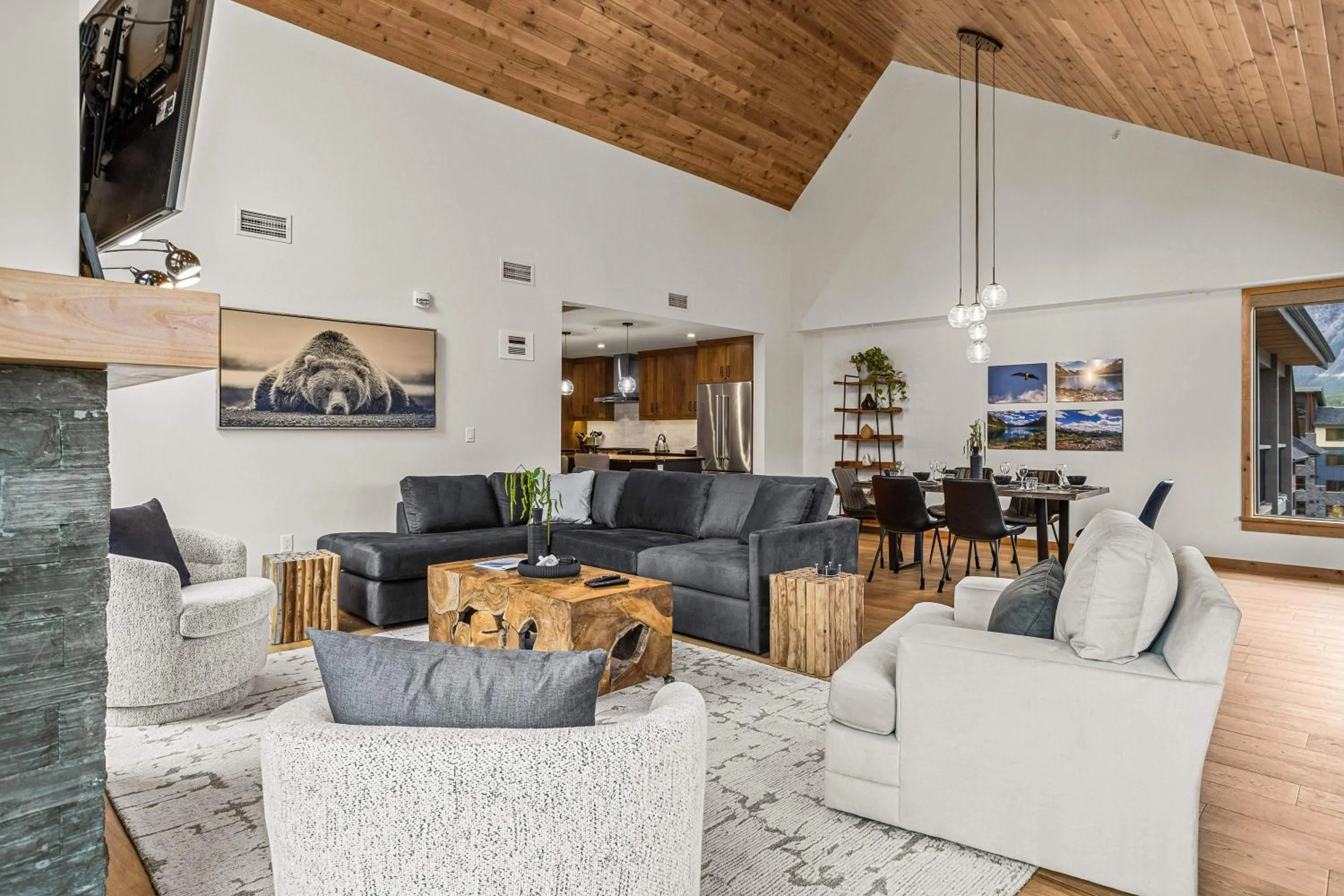 TV and multimedia in Mountain Dreams Penthouse Hot Tub & Panoramic Views New in Spring Creek