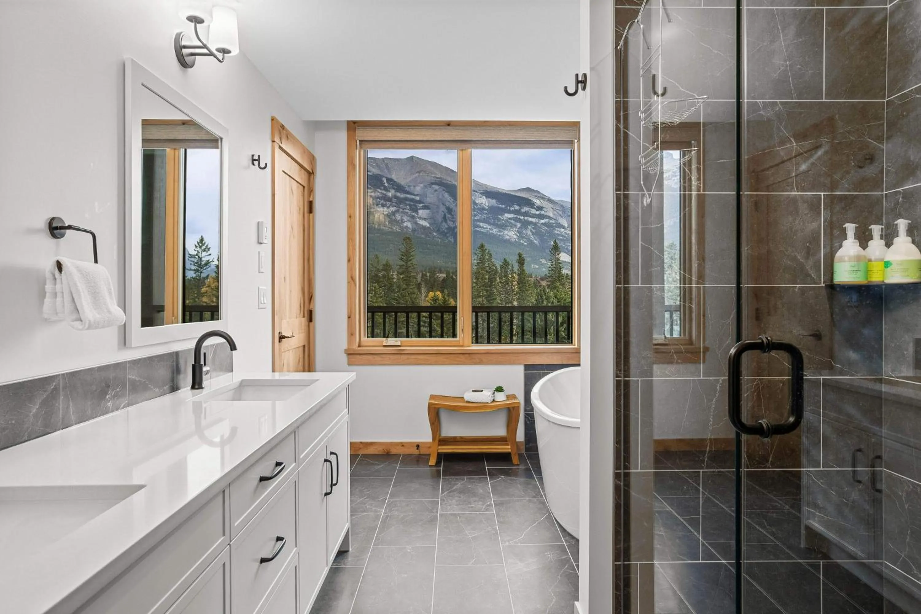Shower in Mountain Dreams Penthouse Hot Tub & Panoramic Views New in Spring Creek