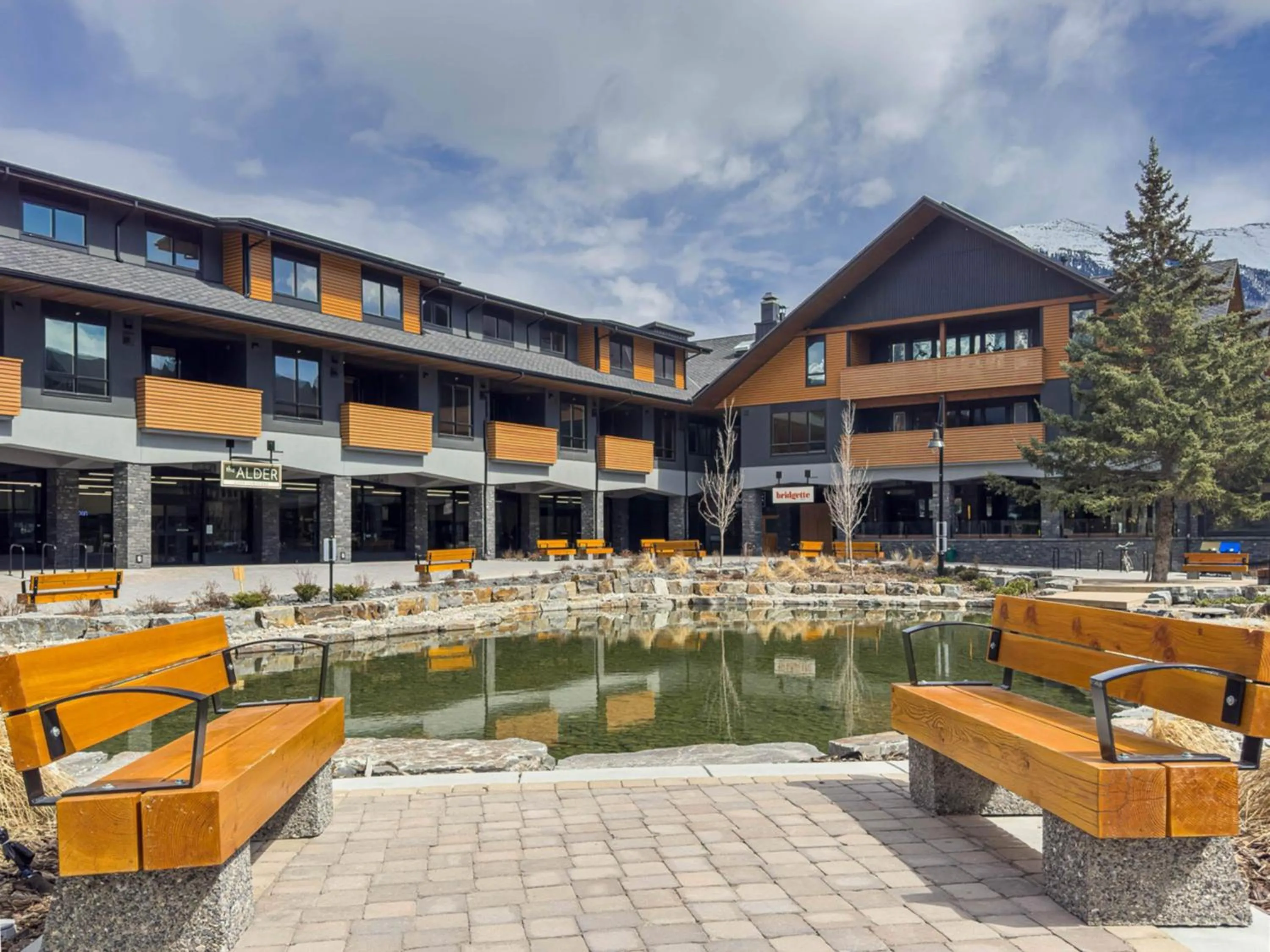 Property building in Mountain Dreams Penthouse Hot Tub & Panoramic Views New in Spring Creek