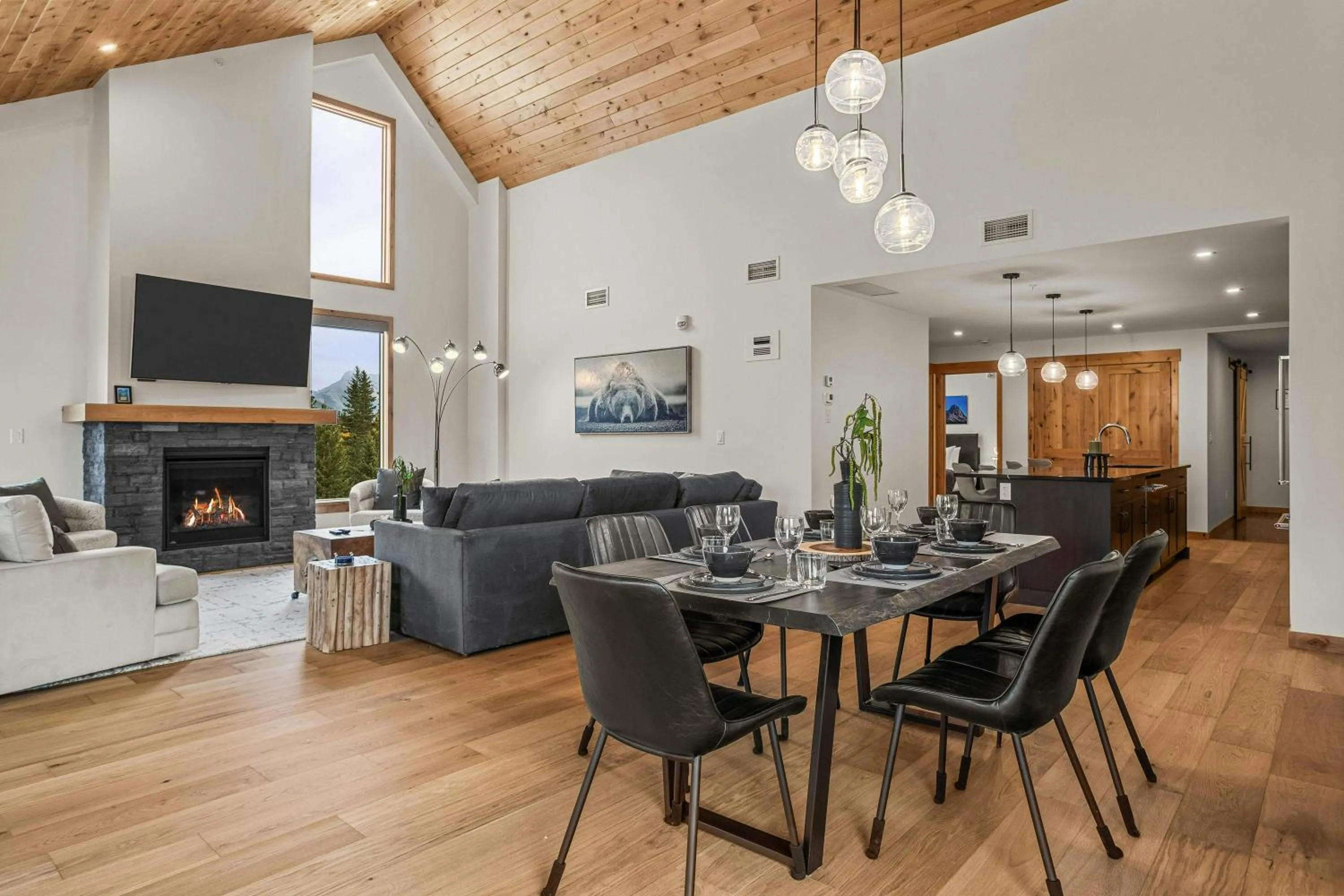TV and multimedia in Mountain Dreams Penthouse Hot Tub & Panoramic Views New in Spring Creek