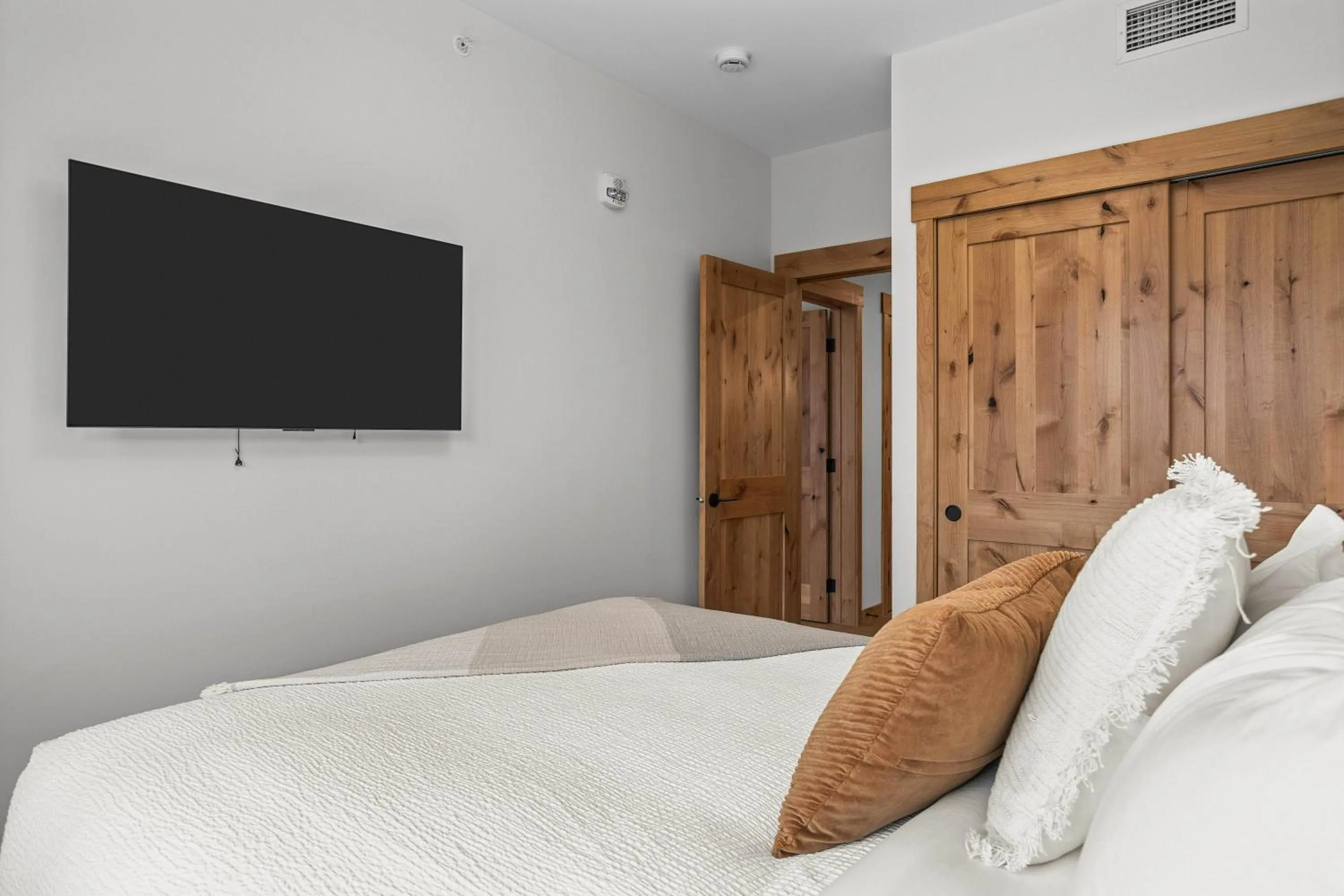 Bed in Mountain Dreams Penthouse Hot Tub & Panoramic Views New in Spring Creek