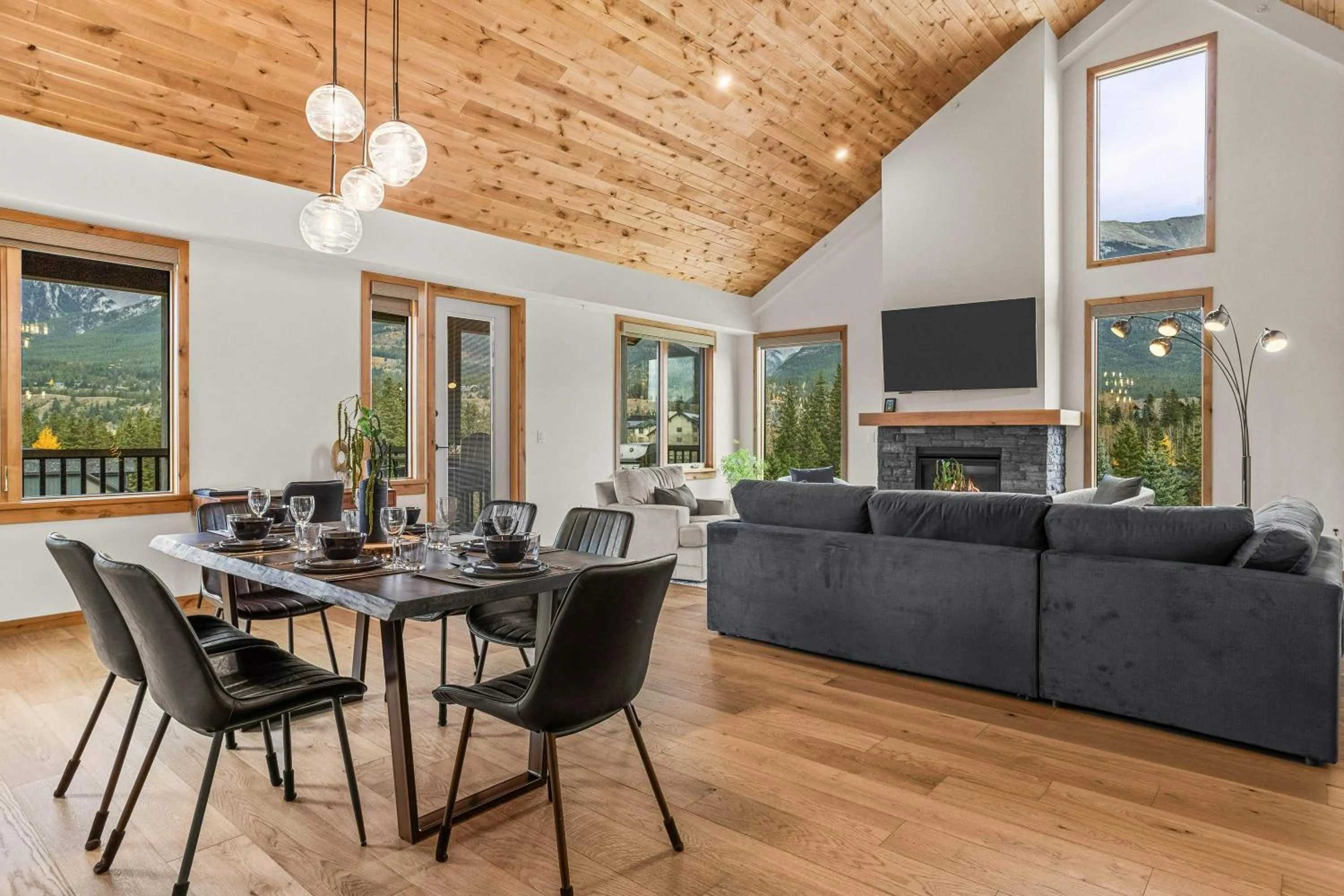 TV and multimedia in Mountain Dreams Penthouse Hot Tub & Panoramic Views New in Spring Creek