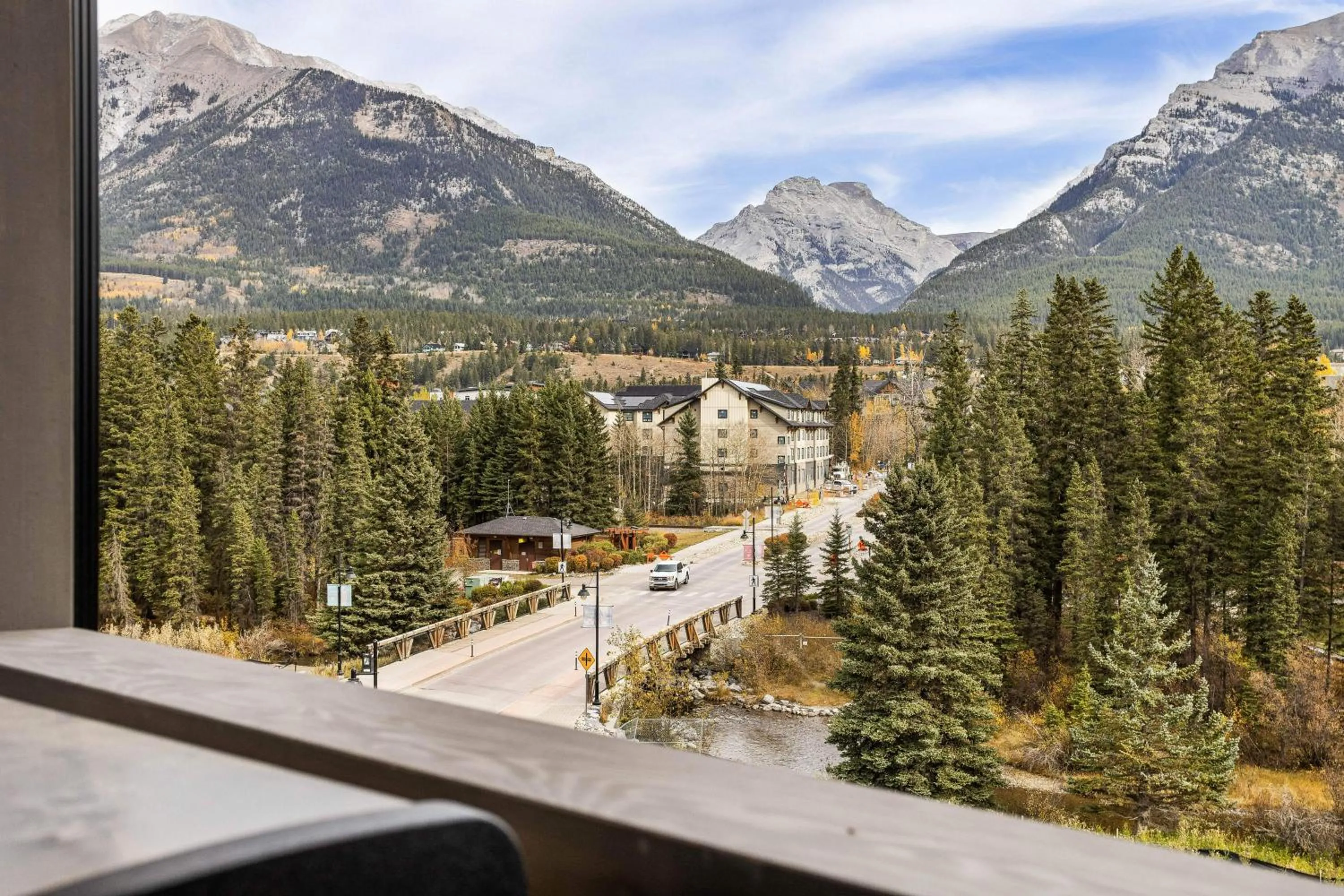 Property building in Mountain Dreams Penthouse Hot Tub & Panoramic Views New in Spring Creek