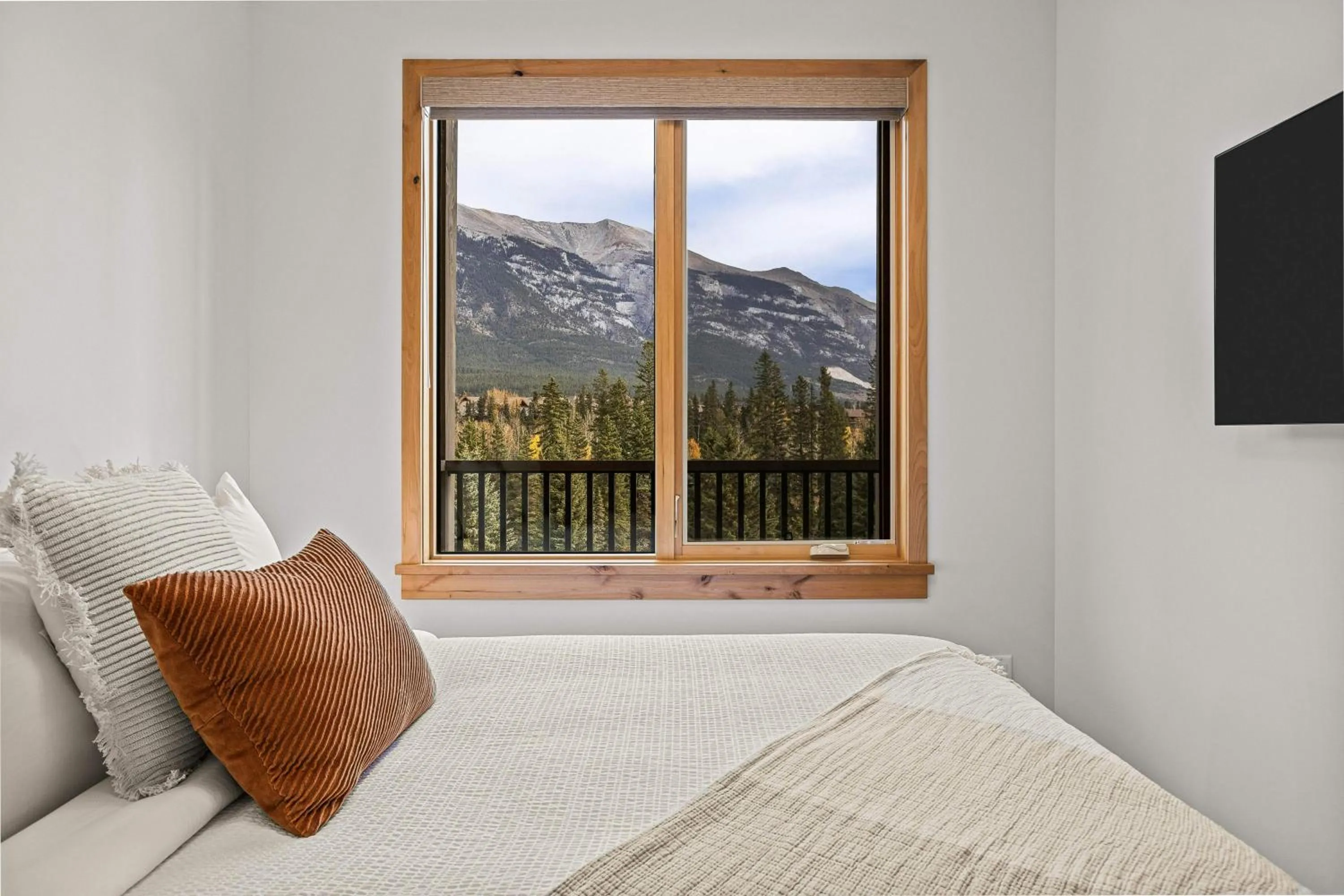 Bed in Mountain Dreams Penthouse Hot Tub & Panoramic Views New in Spring Creek