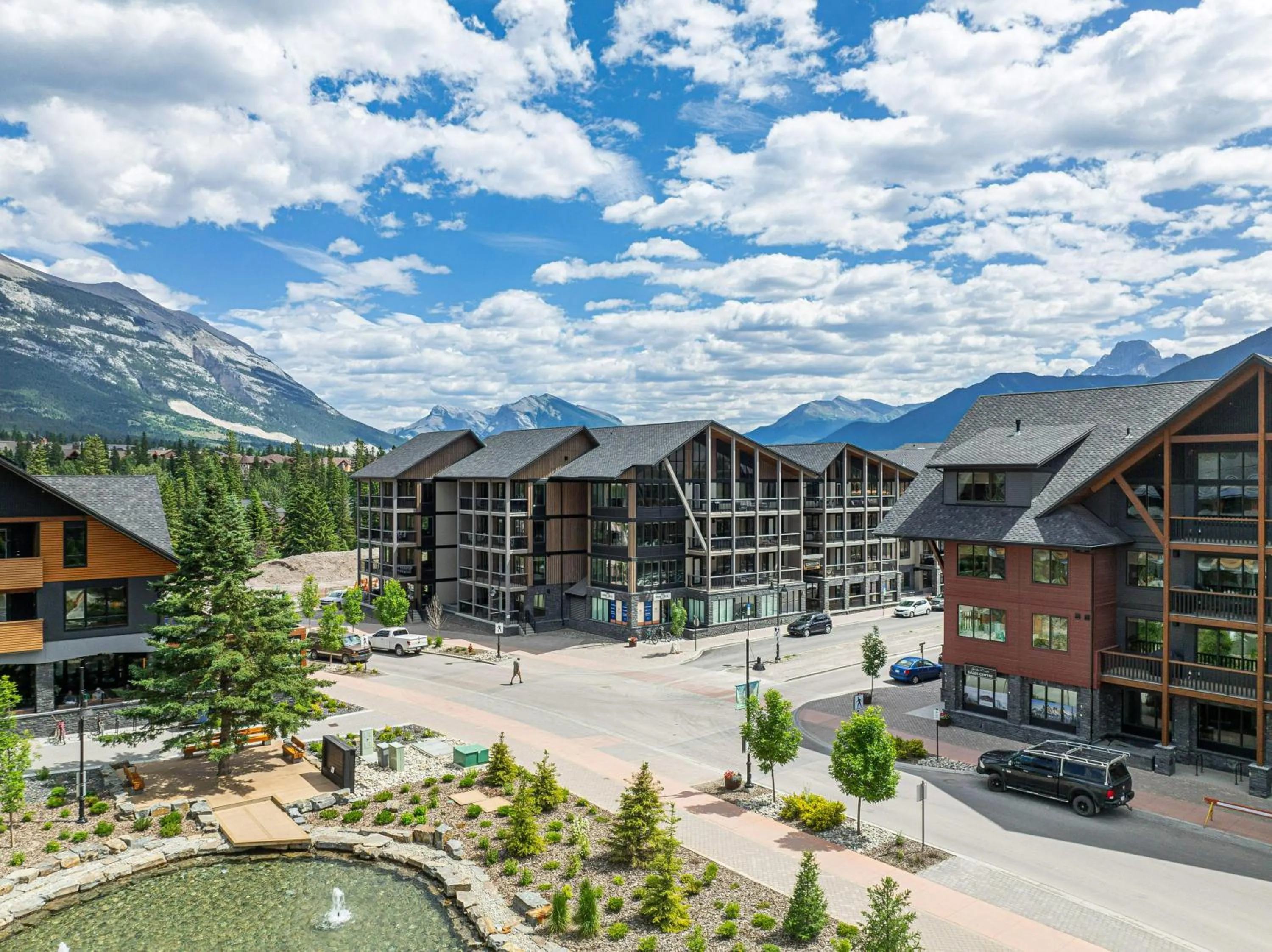 Property building in Mountain Dreams Penthouse Hot Tub & Panoramic Views New in Spring Creek