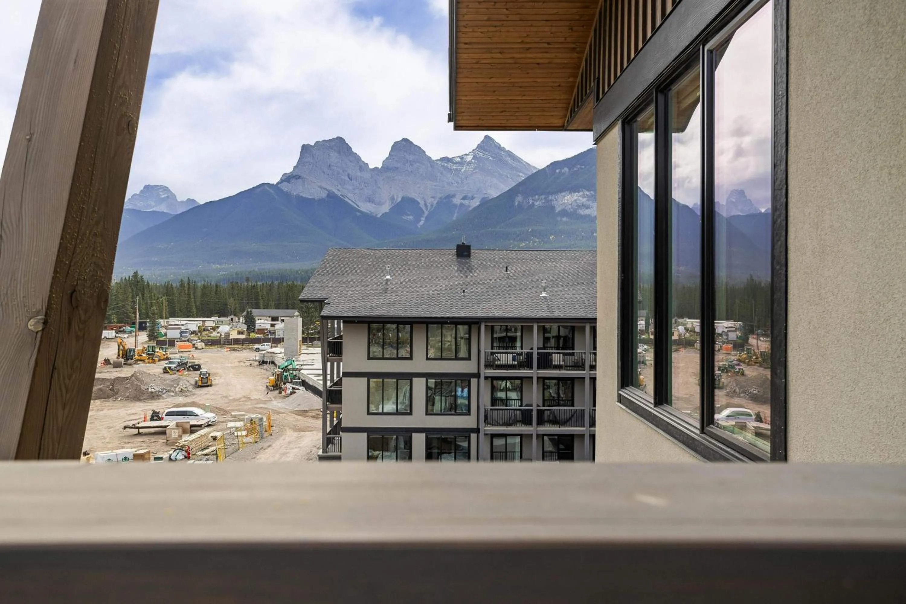 Property building in Mountain Dreams Penthouse Hot Tub & Panoramic Views New in Spring Creek