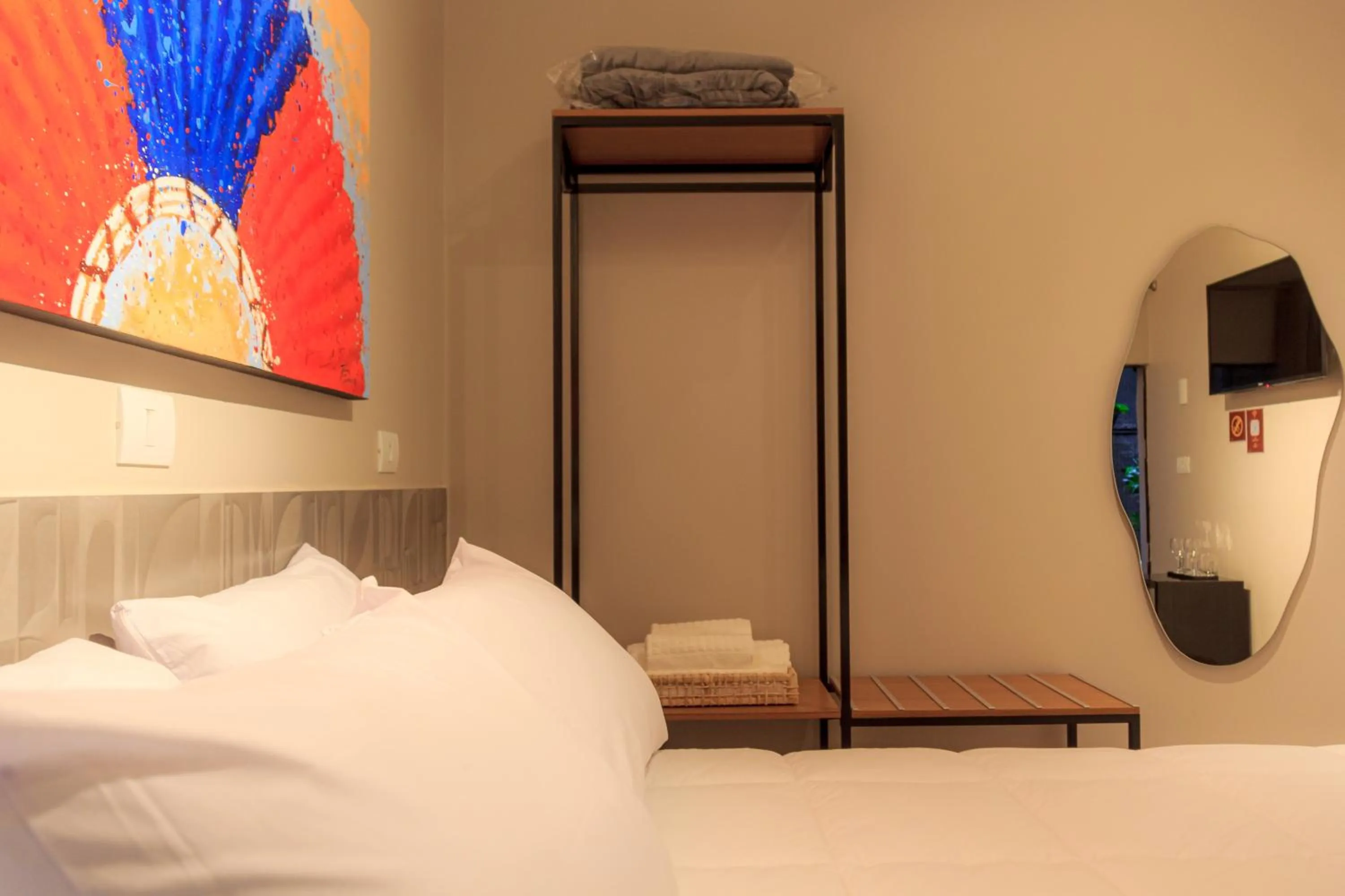 Photo of the whole room, Bed in Che Hermano Suítes