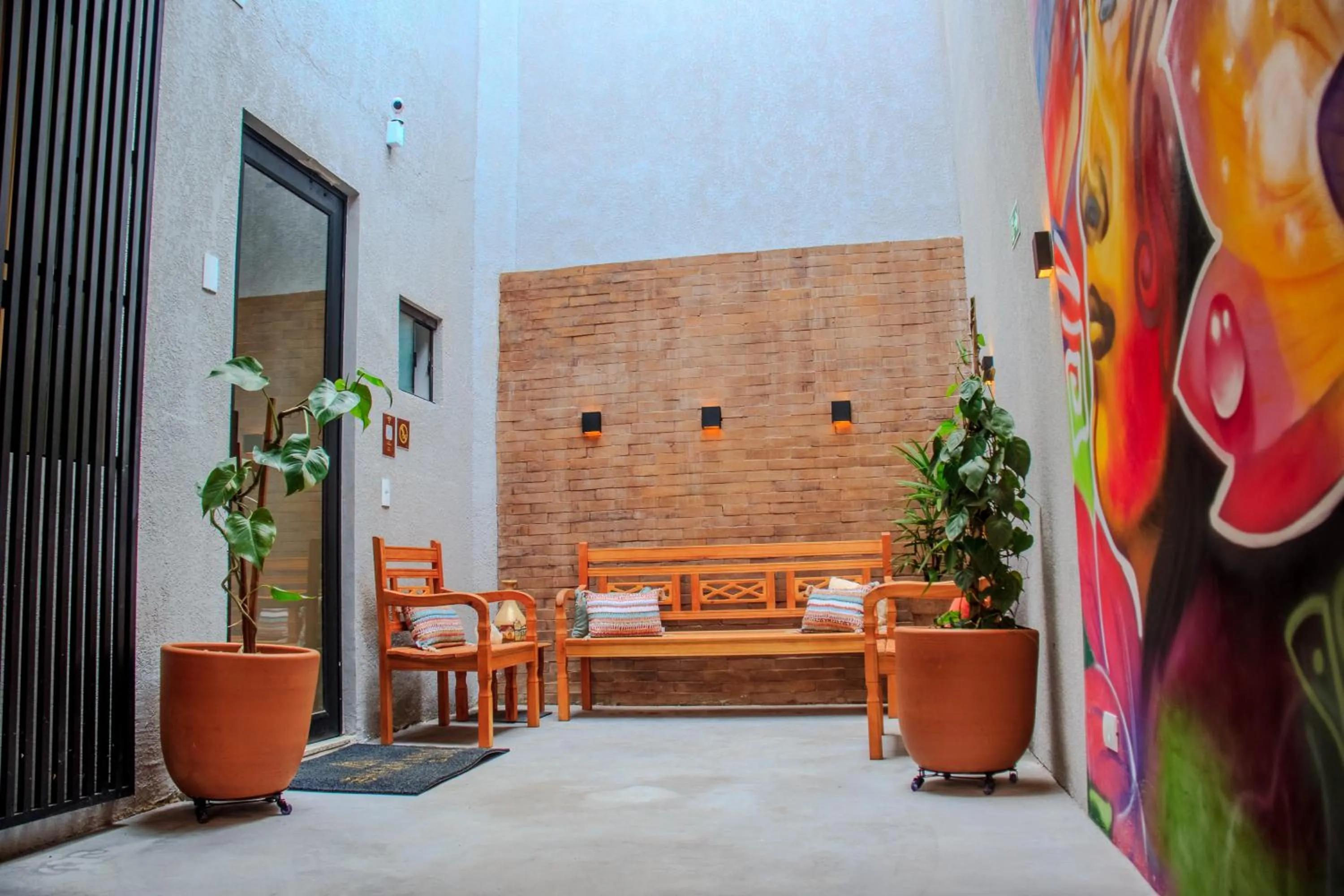 Facade/entrance in Che Hermano Suítes