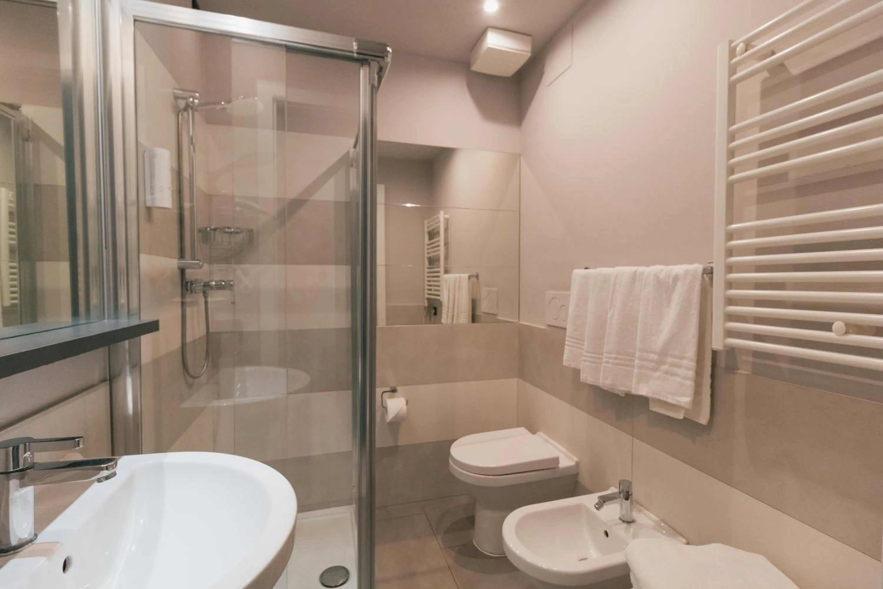 Shower in Hotel Gattopardo