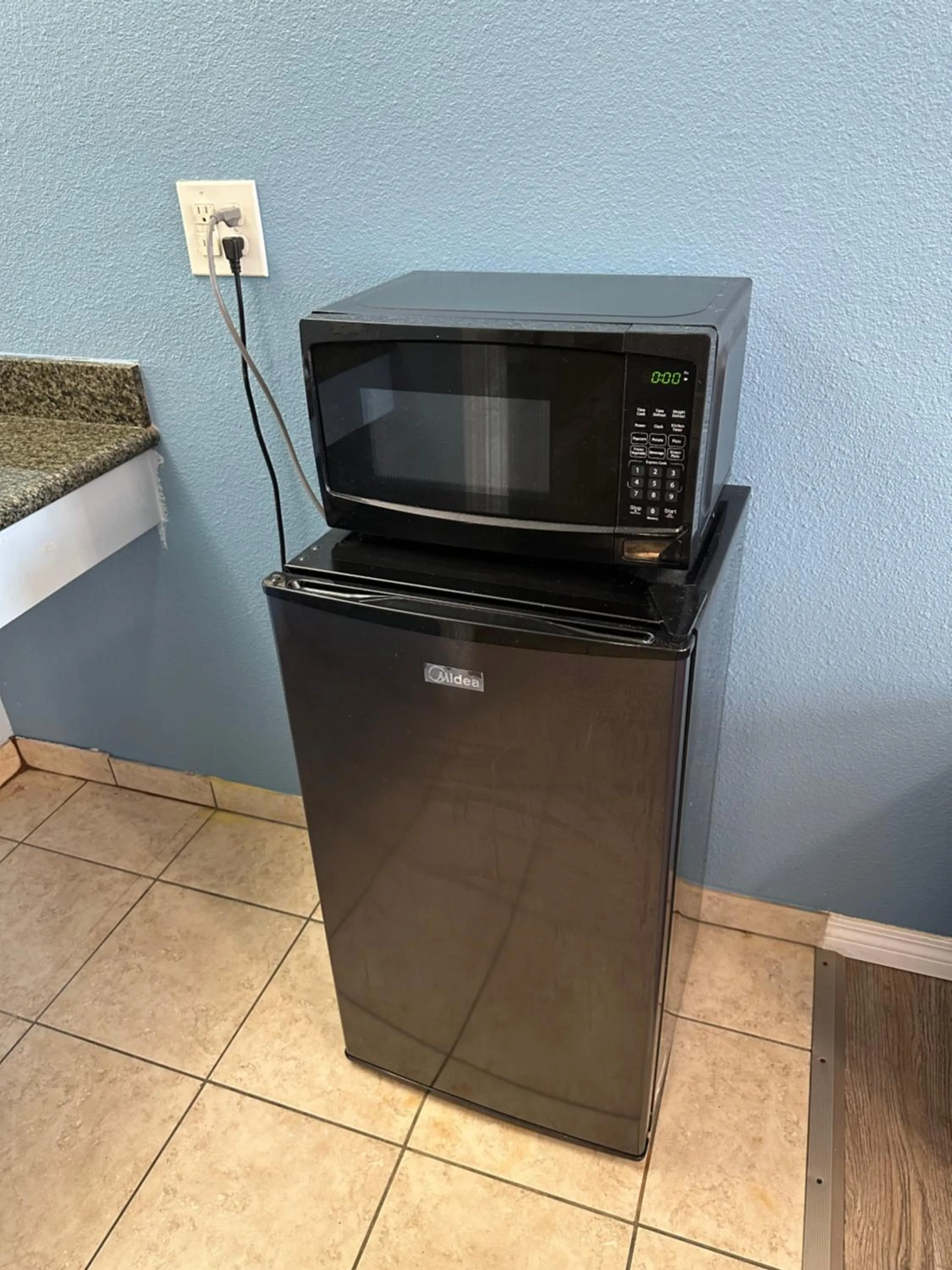microwave in Corcoran Inn