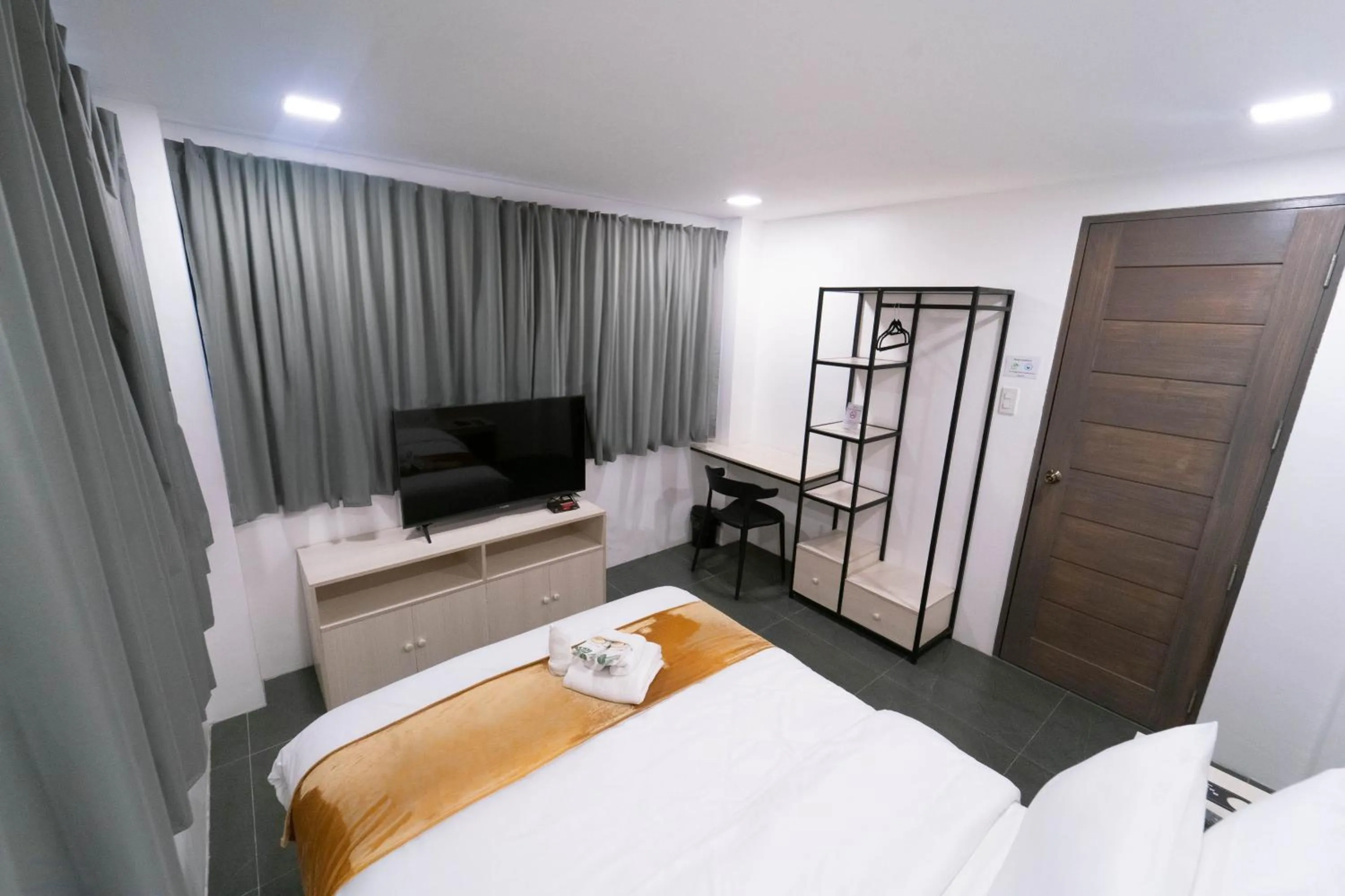 Bedroom, Bed in A Traveller's Inn