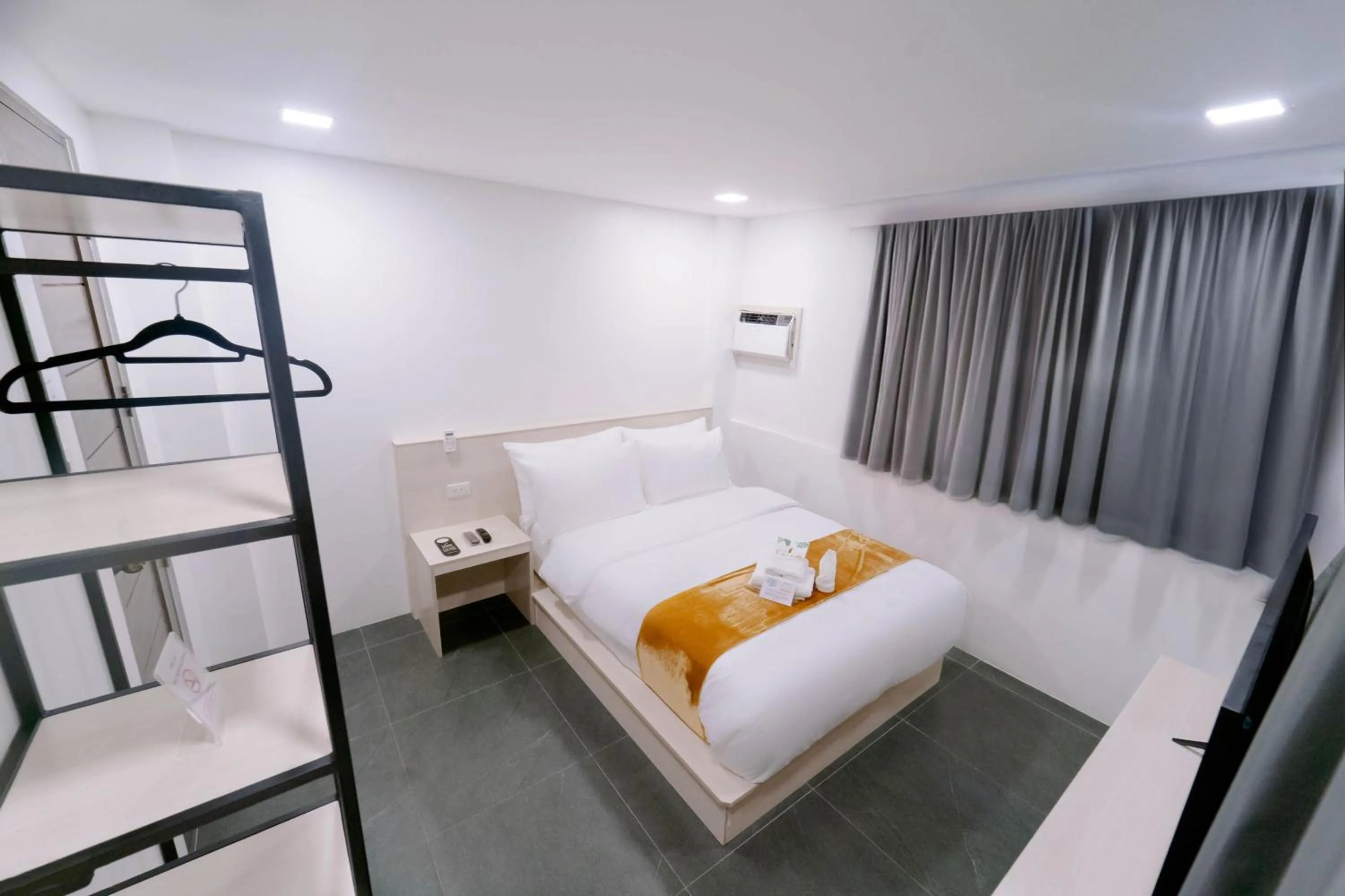 Bedroom, Bed in A Traveller's Inn