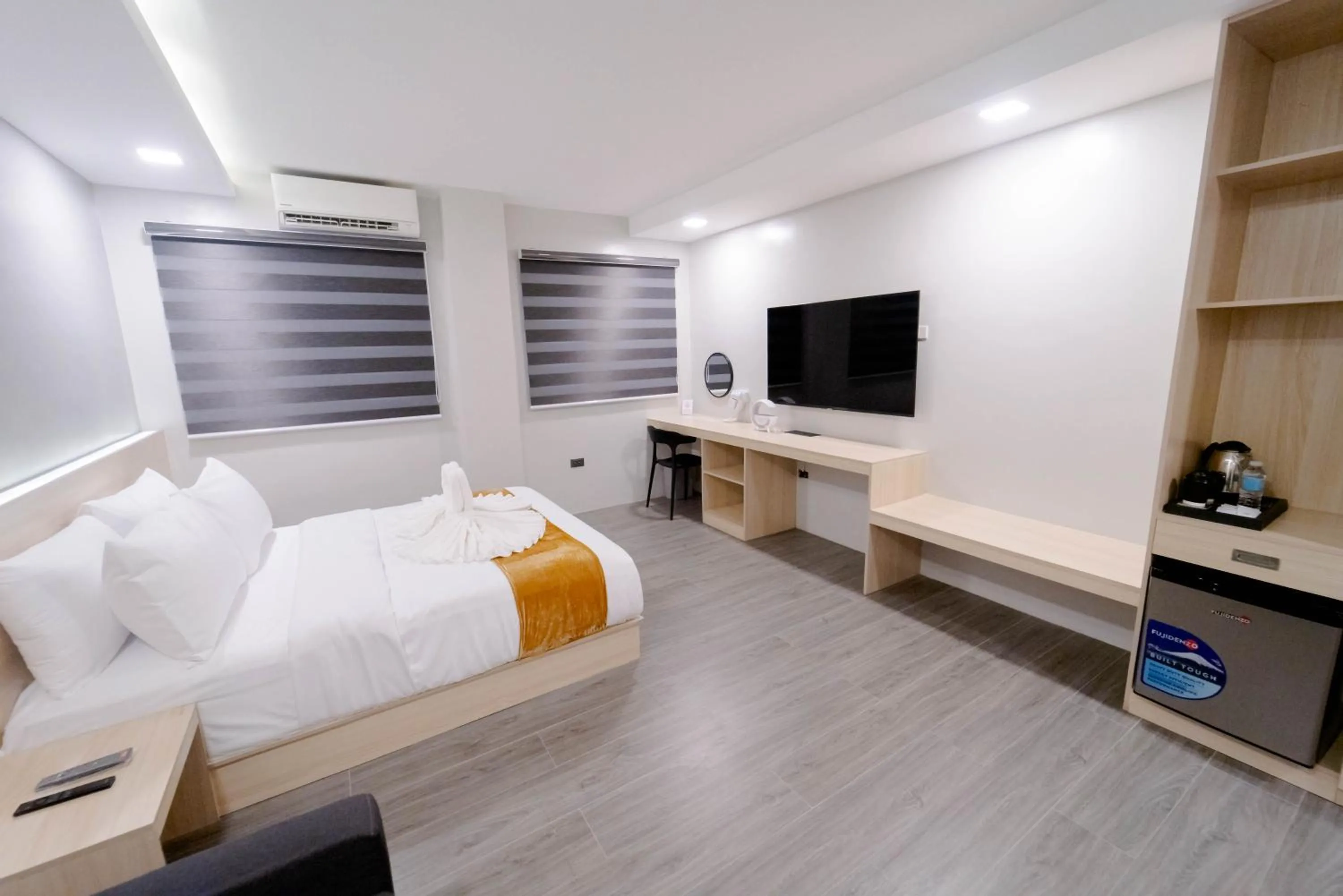 Bedroom, Bed in A Traveller's Inn