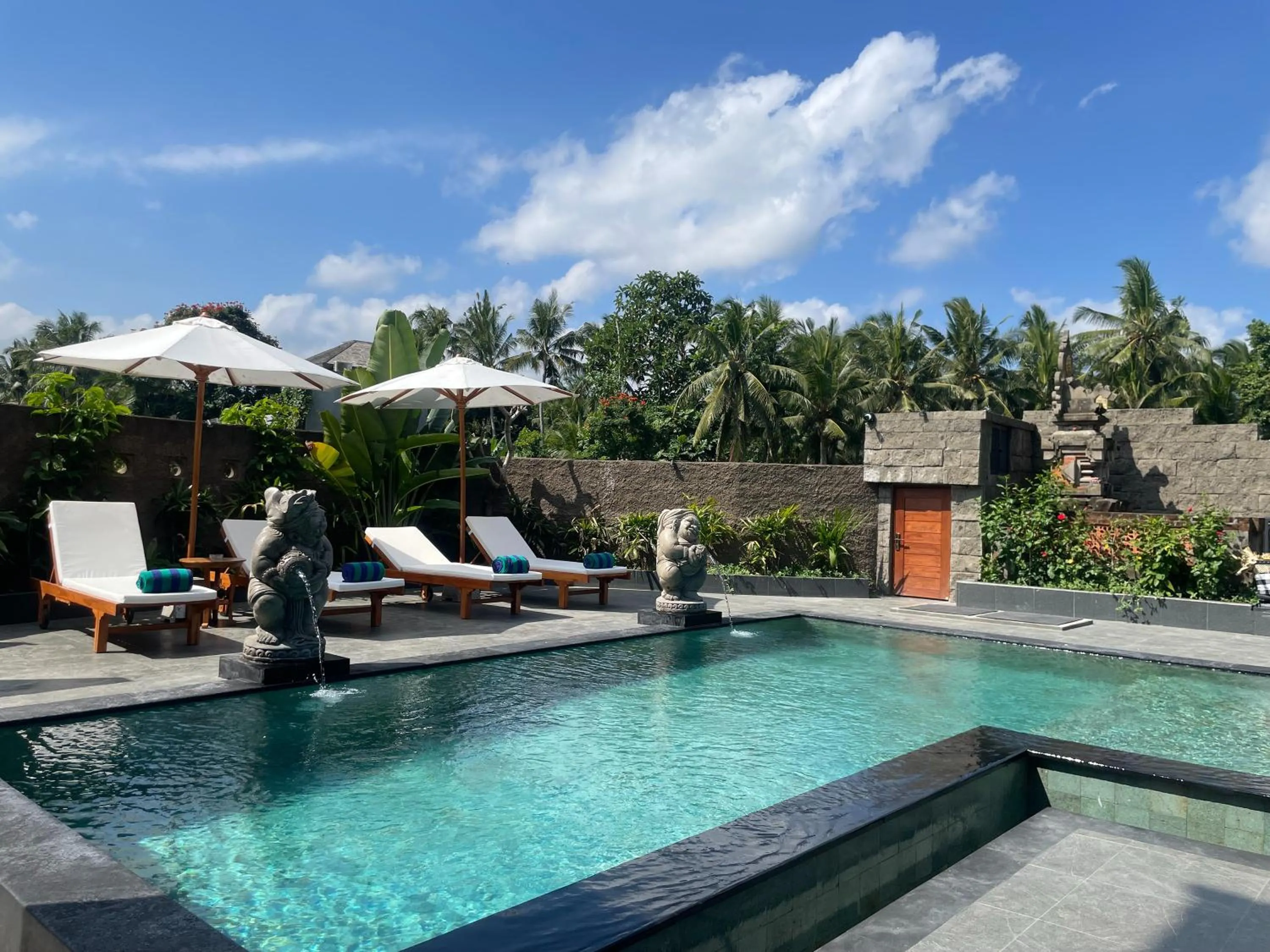 Swimming pool in Nivaluma