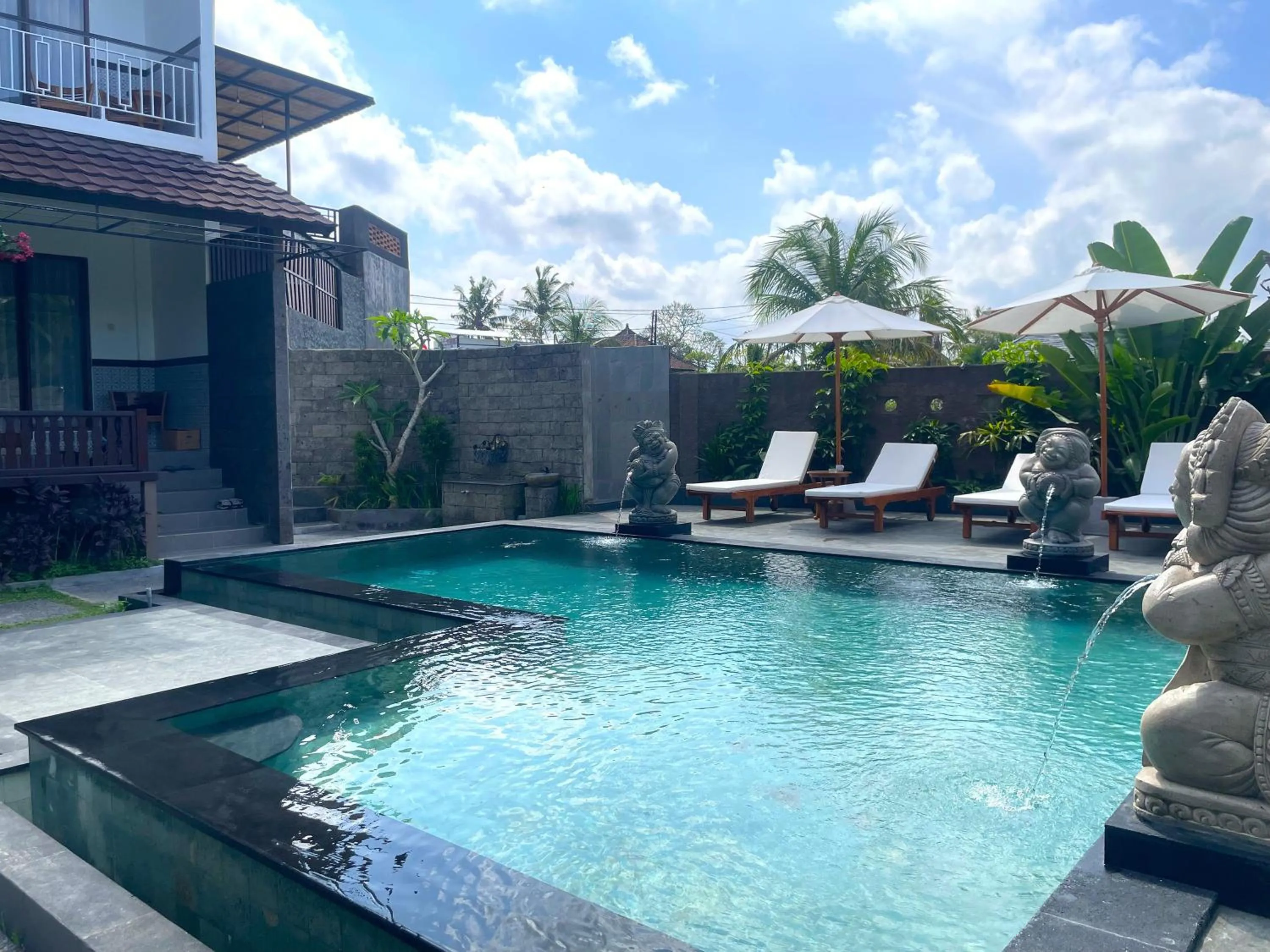 Swimming pool in Nivaluma