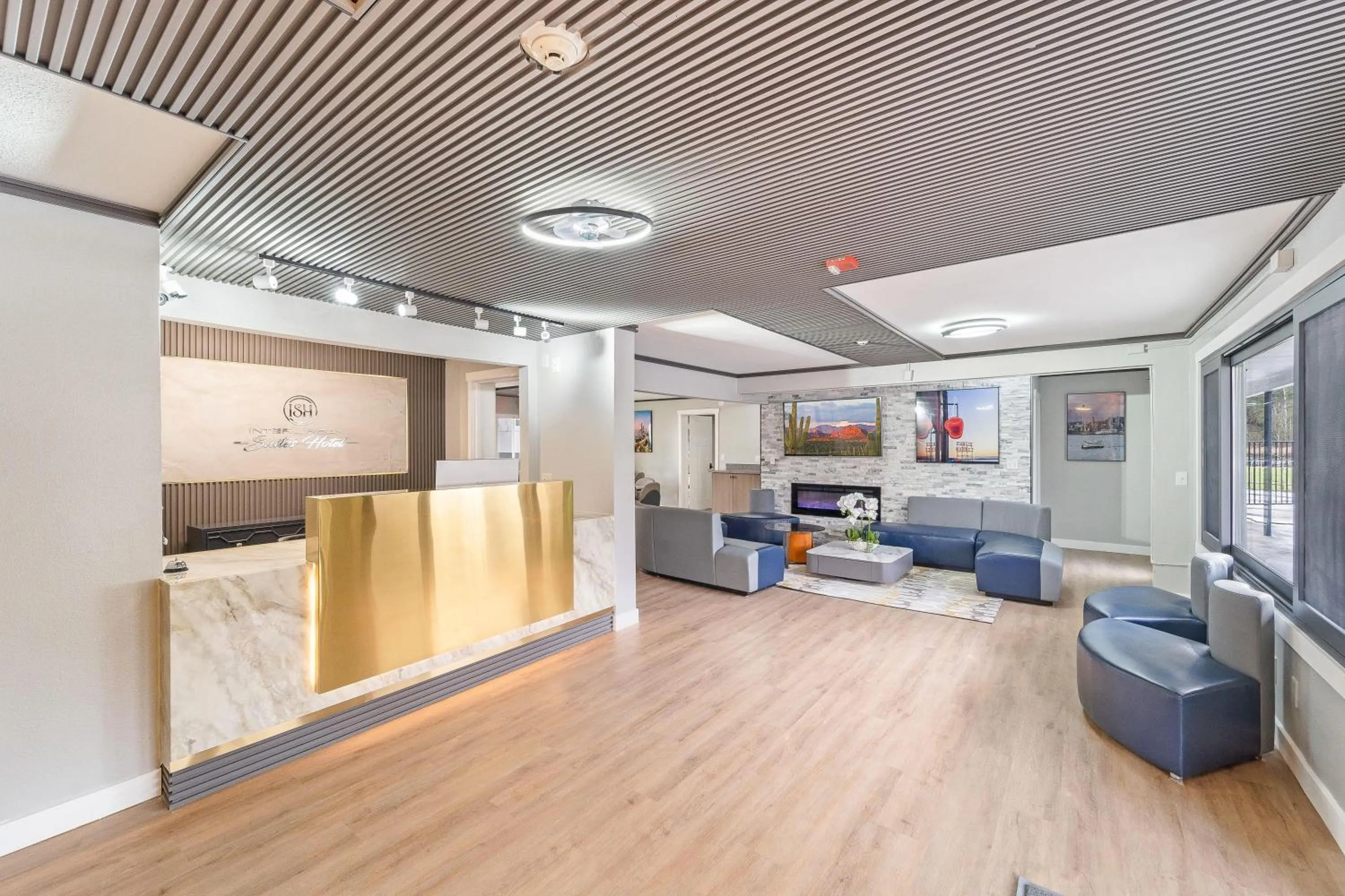Lobby or reception in Interurban Suites Hotel, a Dazzler Select by Wyndham