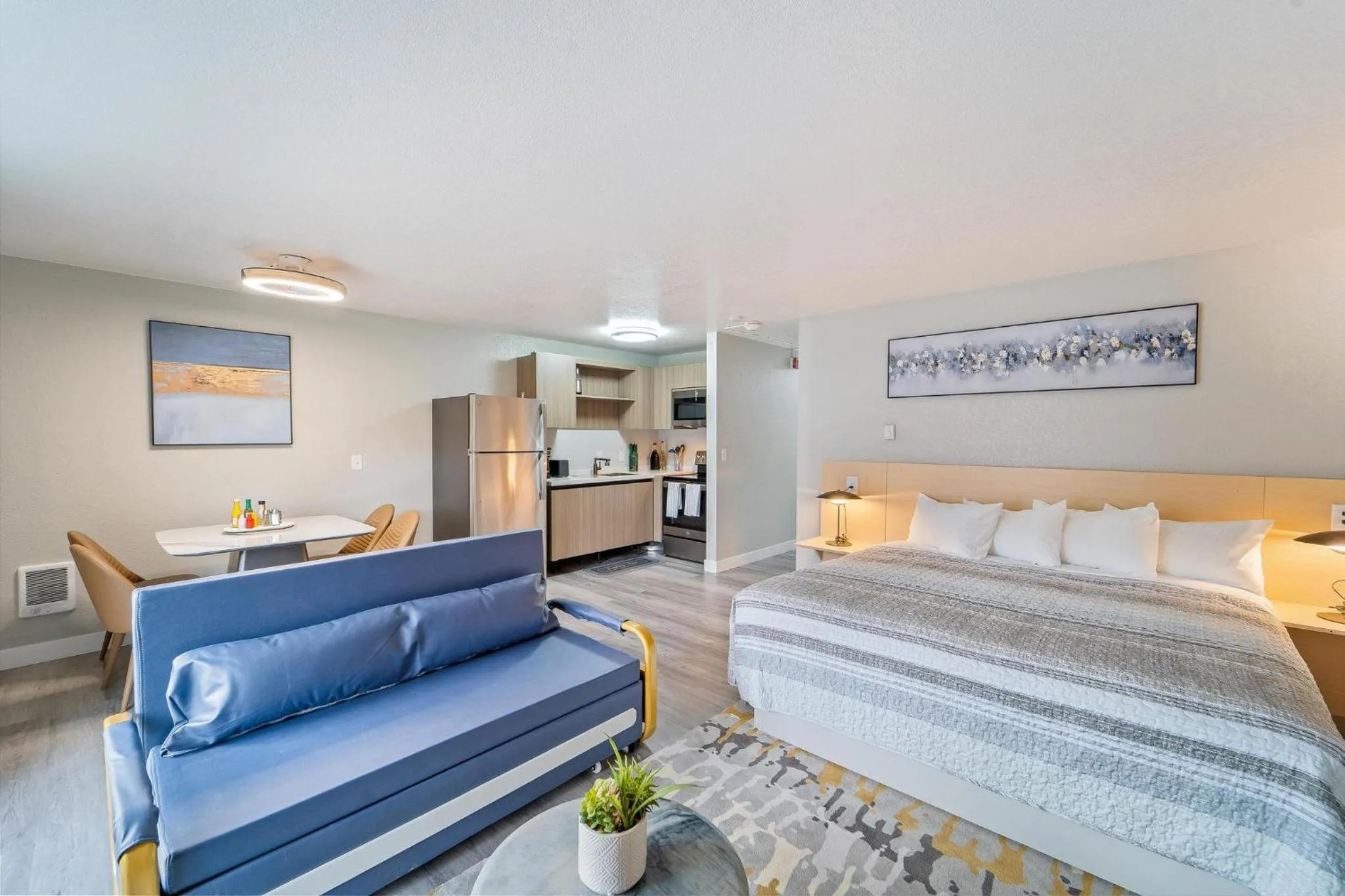 Bed in Interurban Suites Hotel