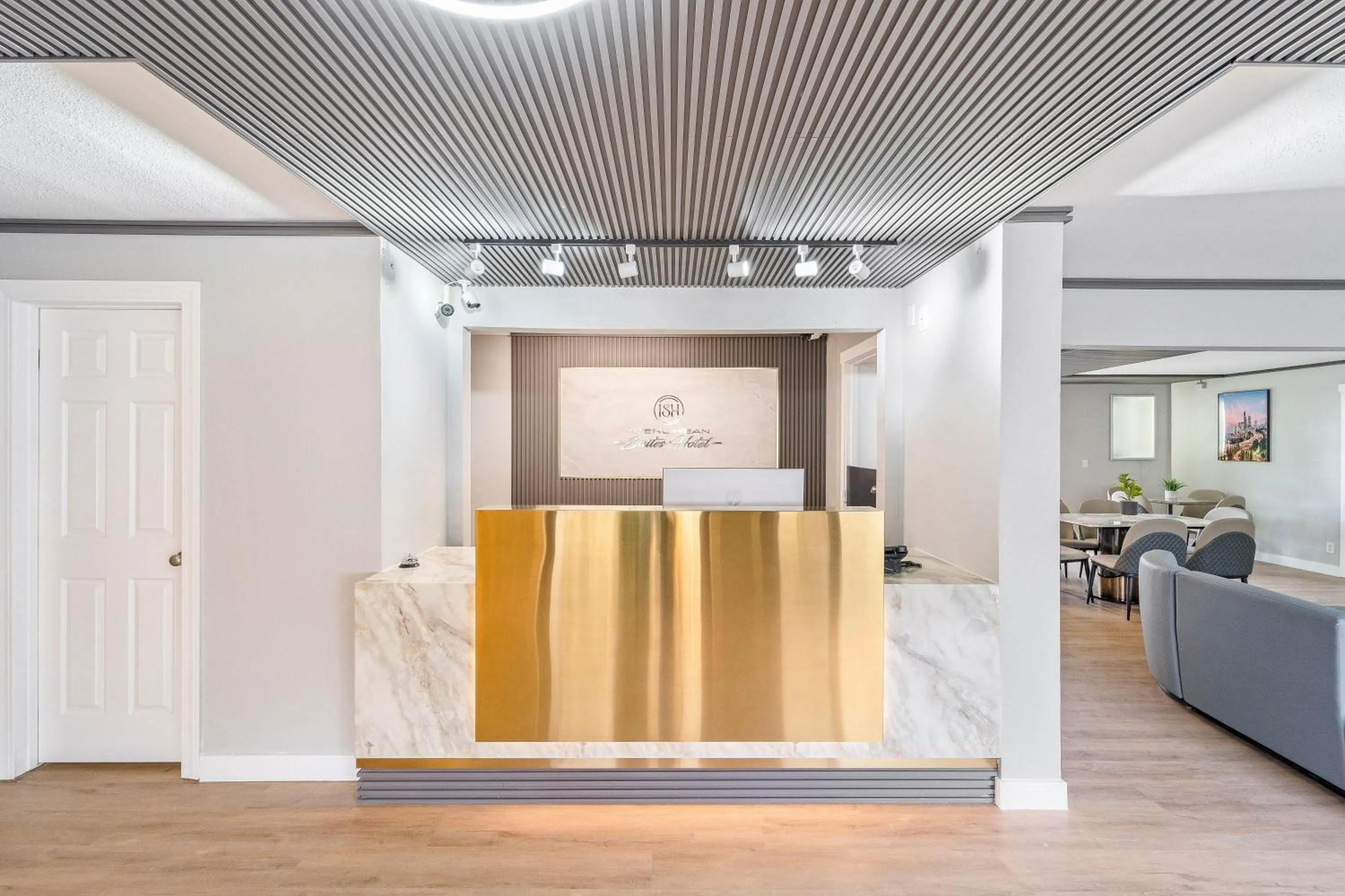 Lobby or reception in Interurban Suites Hotel, a Dazzler Select by Wyndham