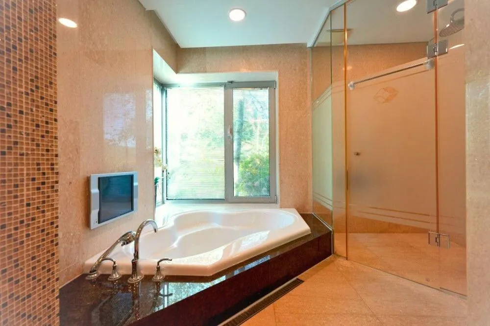 Bath, Bed in Le comte bleu