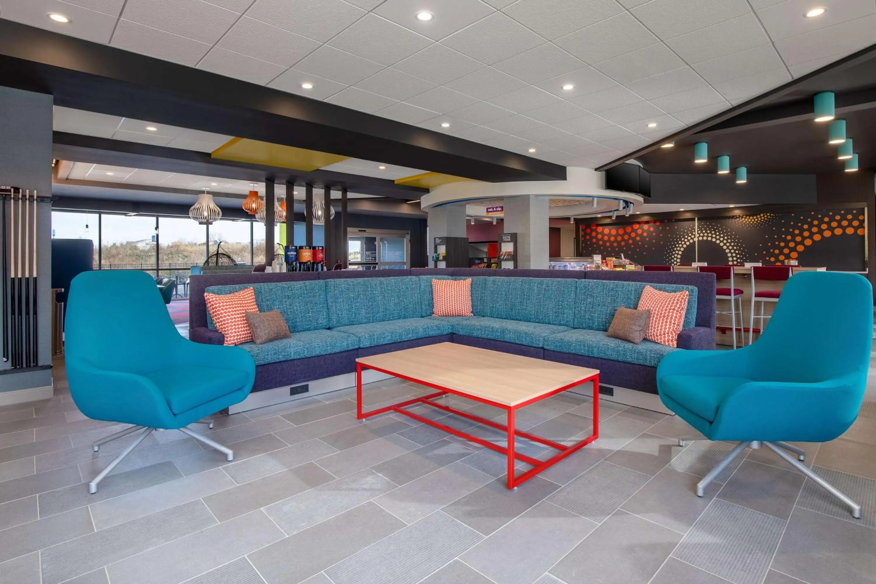 Communal lounge/ TV room in Tru By Hilton Anderson