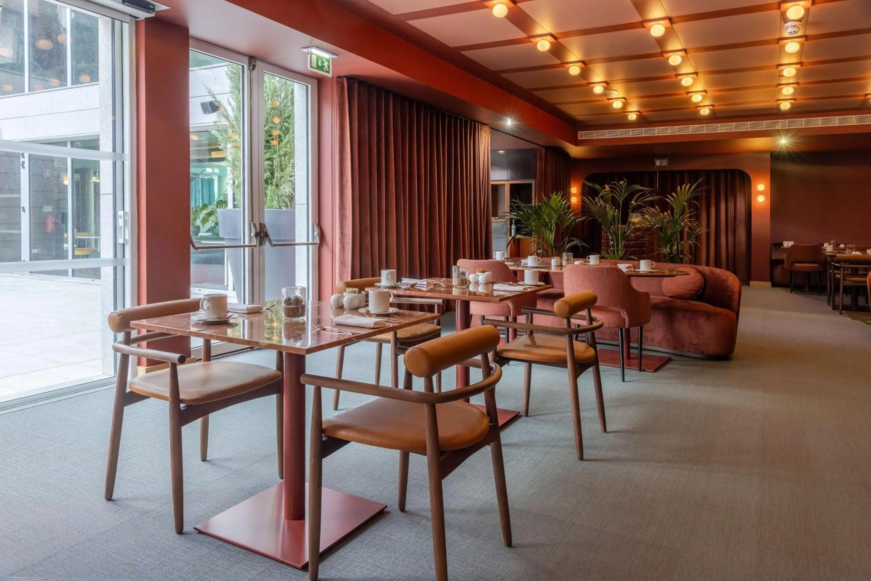 Restaurant/places to eat in Cenica Porto Hotel, Curio Collection By Hilton