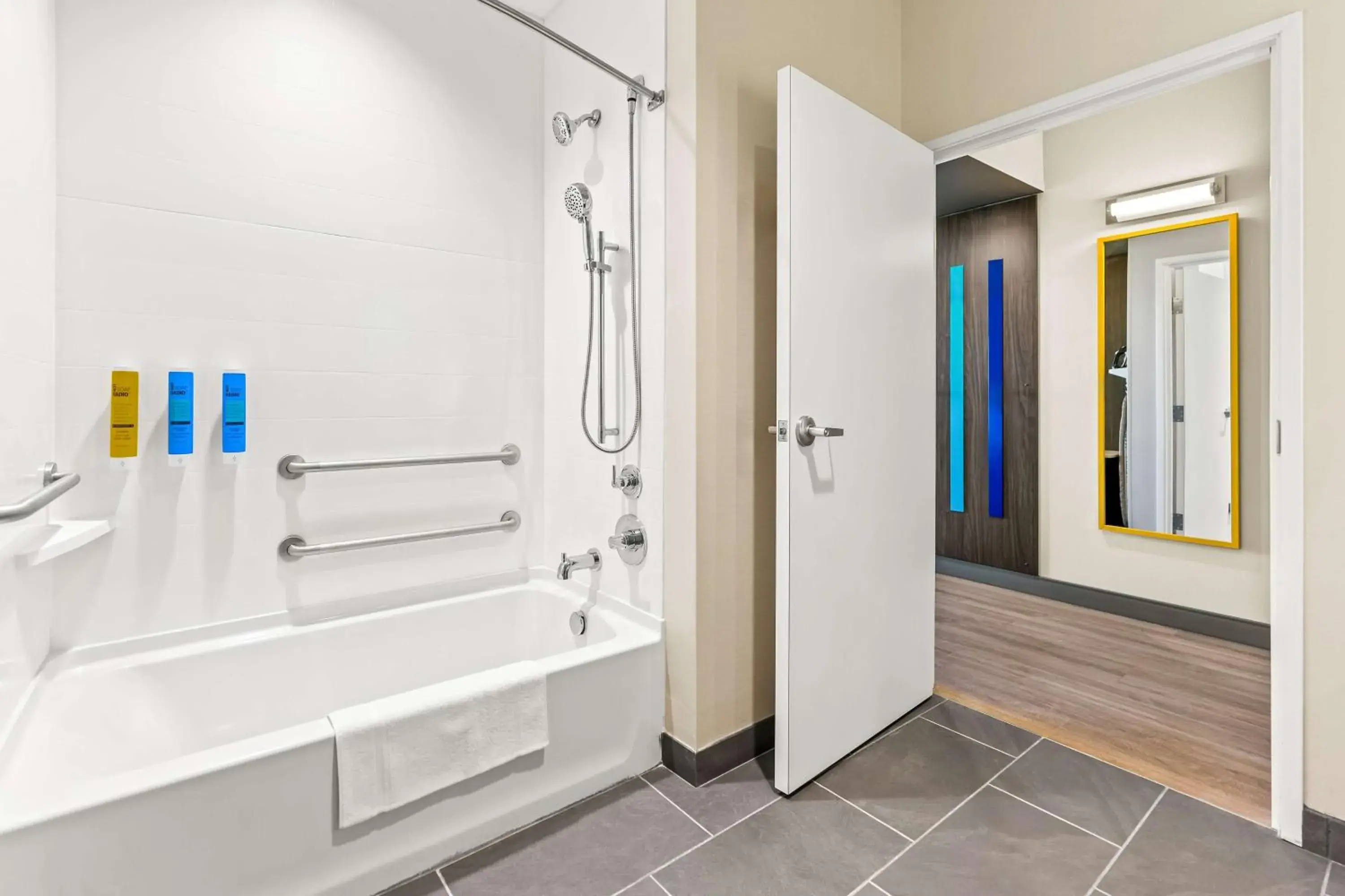 King Room with Bath Tub - Mobility Access in Tru By Hilton Dixon King Room with Bath Tub - Mobility Access in Tru By Hilton Dixon