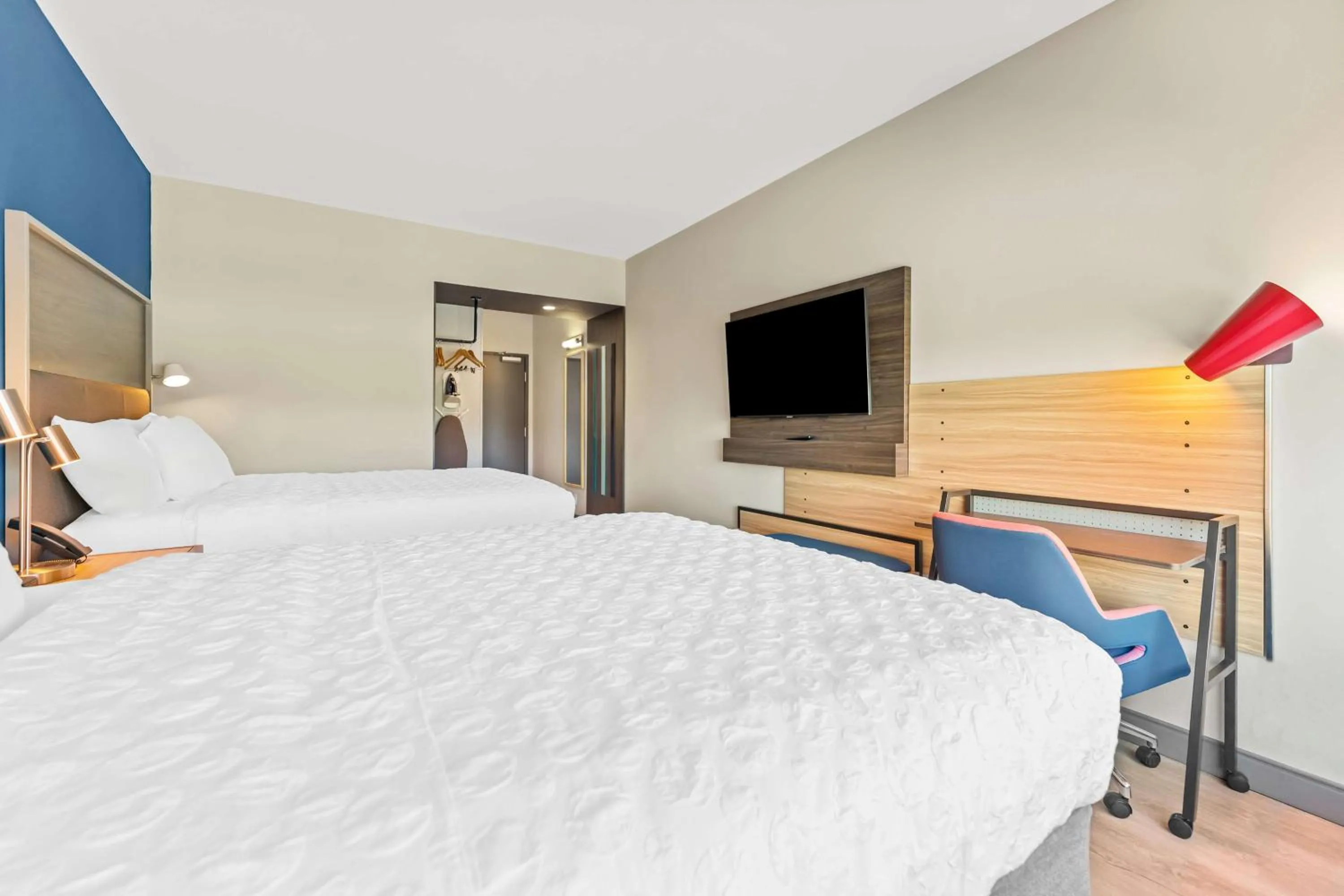 Bedroom, Bed in Tru By Hilton Dixon