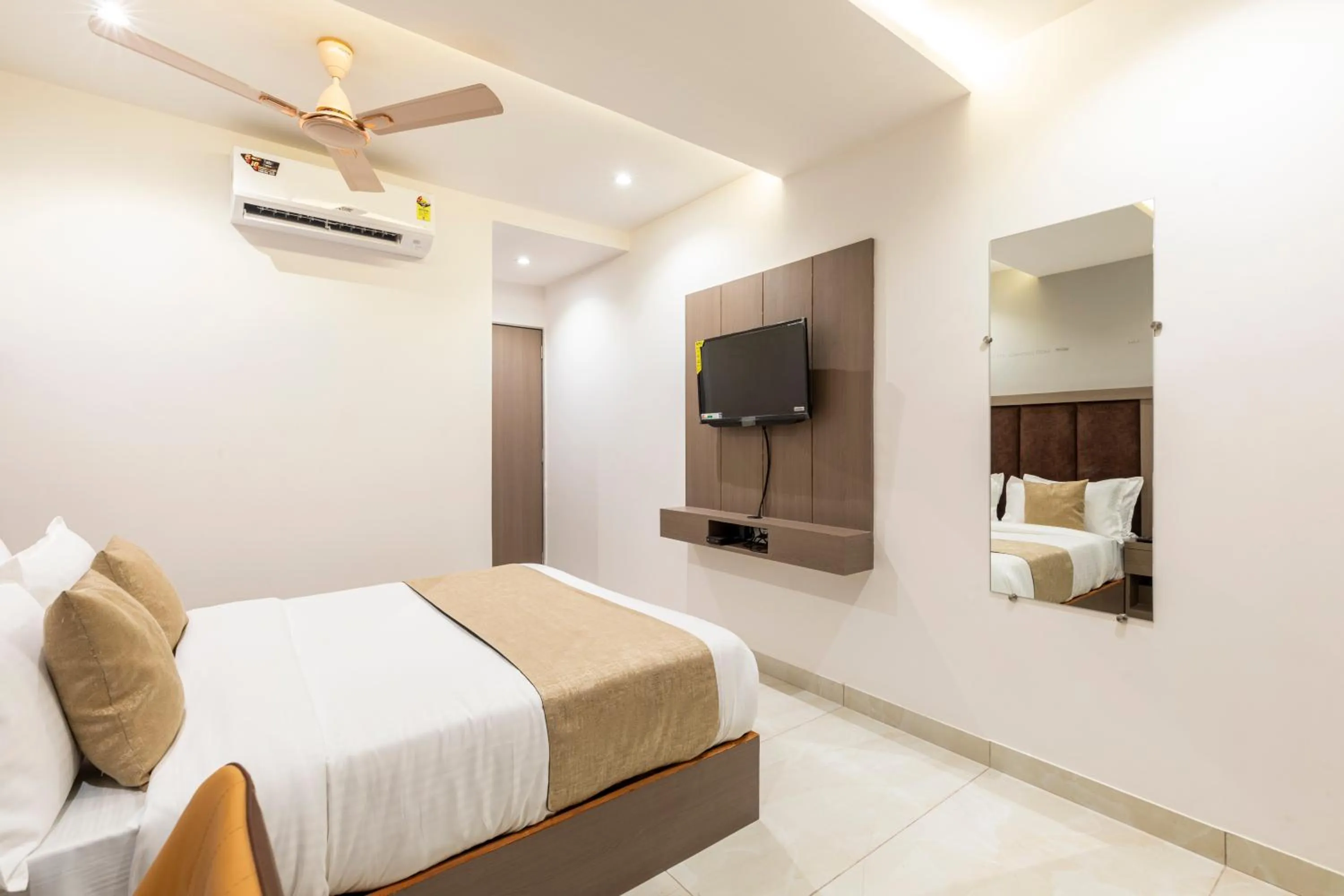 TV and multimedia, Bed in Hotel MetroMax Andheri