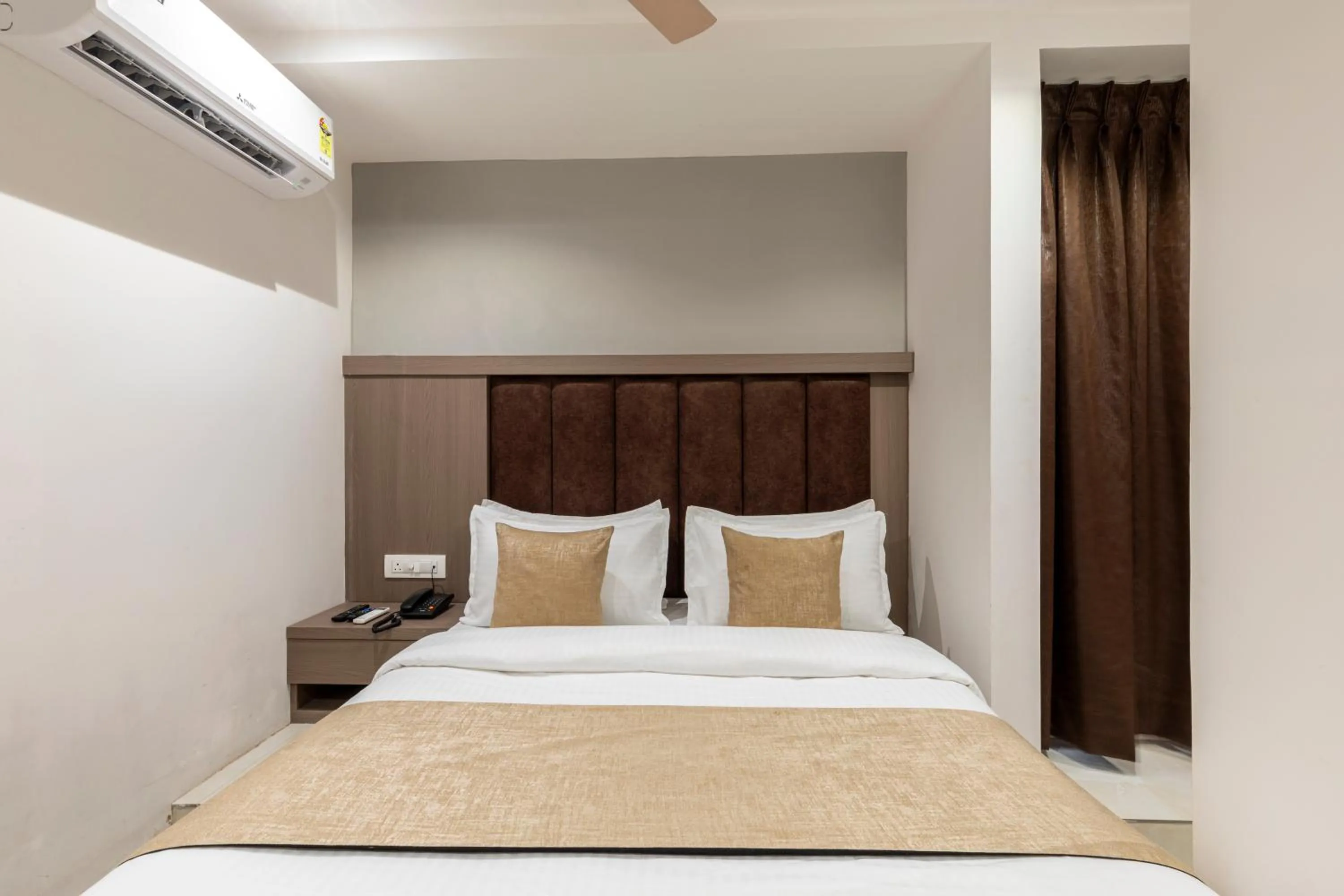 Bed in Hotel MetroMax Andheri