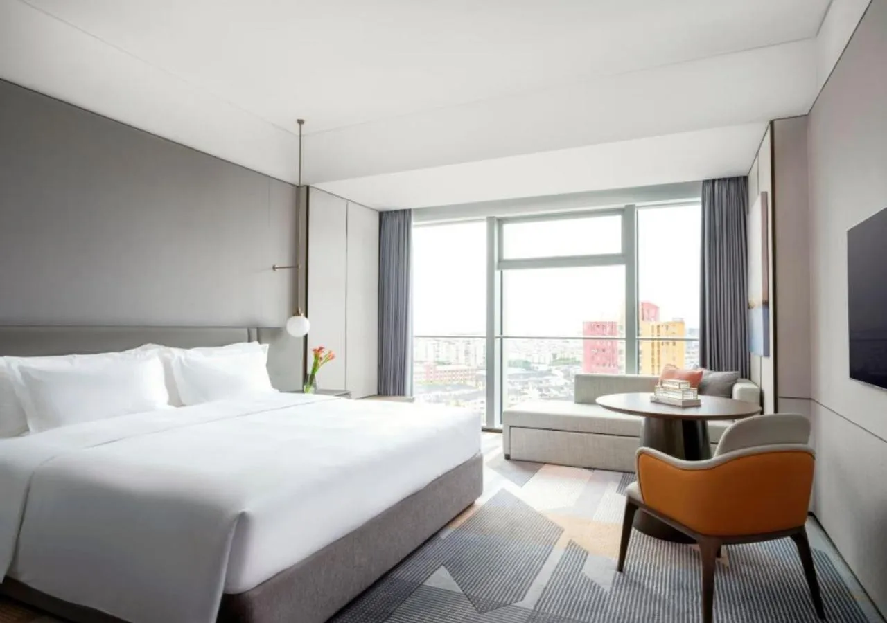 Bedroom, Bed in Cordis Shanghai Seaworld