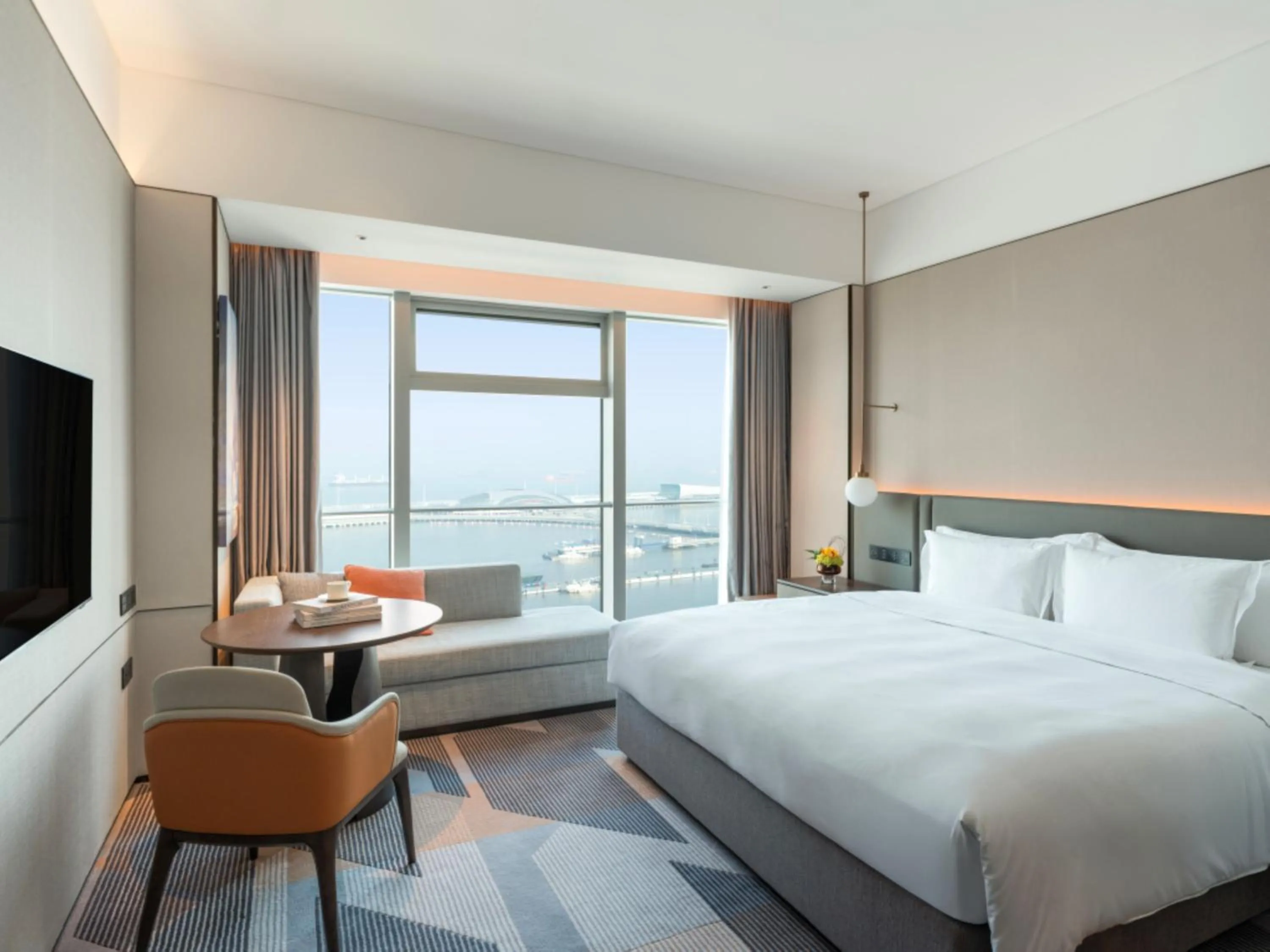 Bedroom, Bed in Cordis Shanghai Seaworld