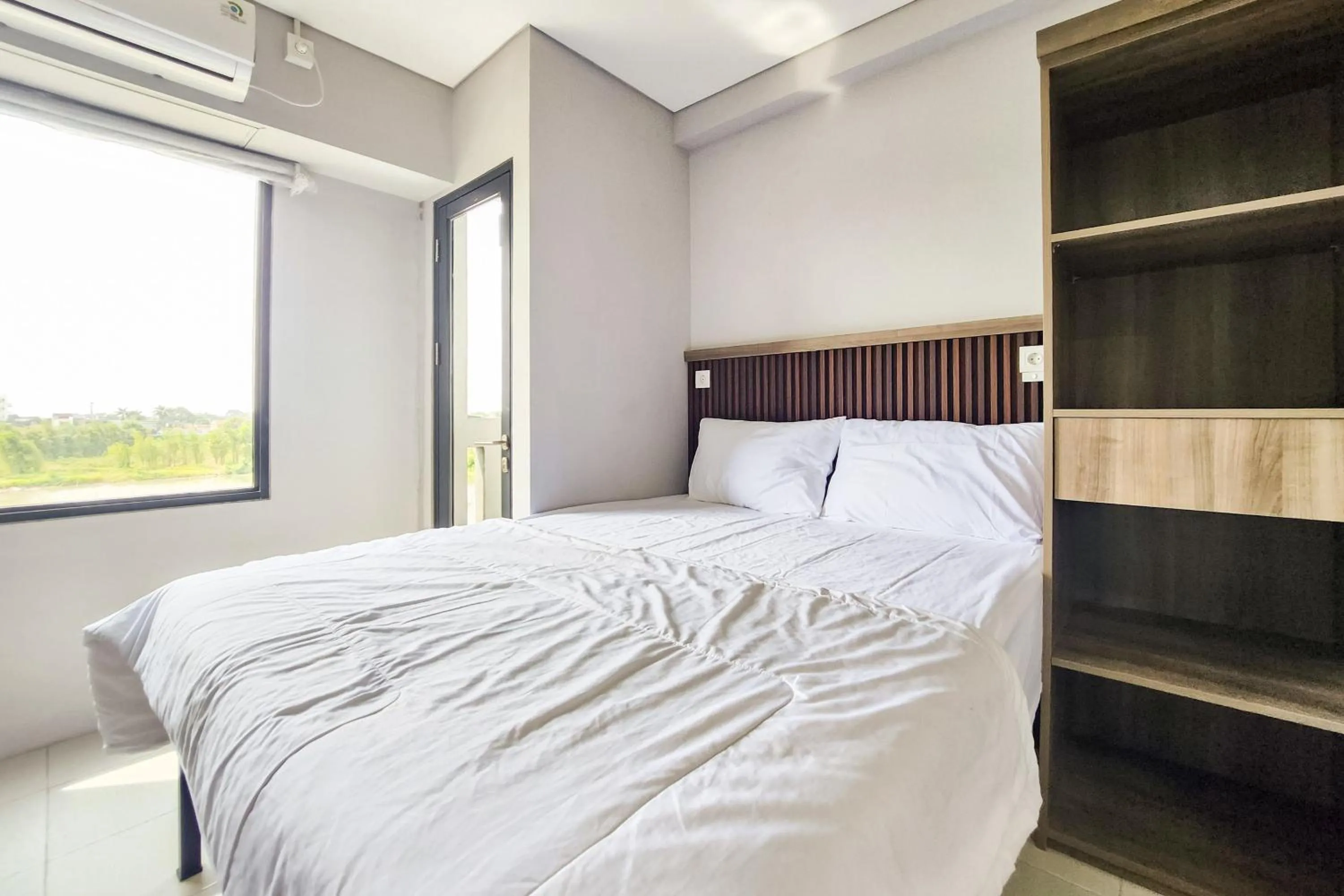 Bedroom, Bed in RedLiving Apartemen Riverdale Cikarang - Star Rooms