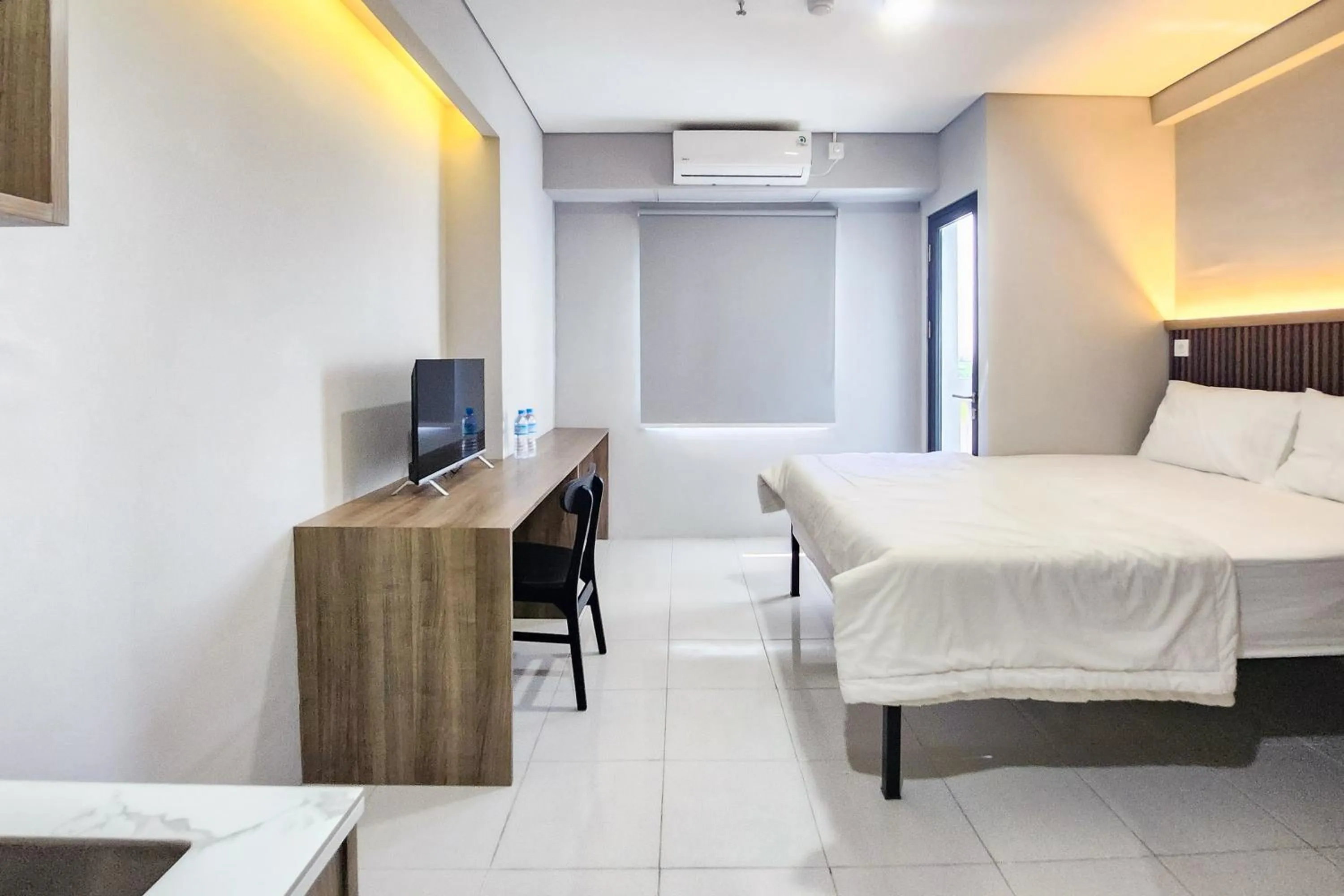 Bedroom, Bed in RedLiving Apartemen Riverdale Cikarang - Star Rooms