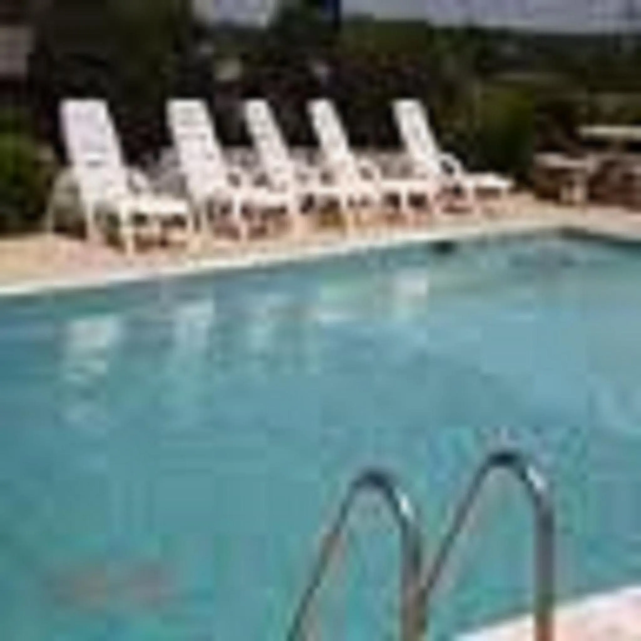 Swimming pool in Scottish Inns - Commerce