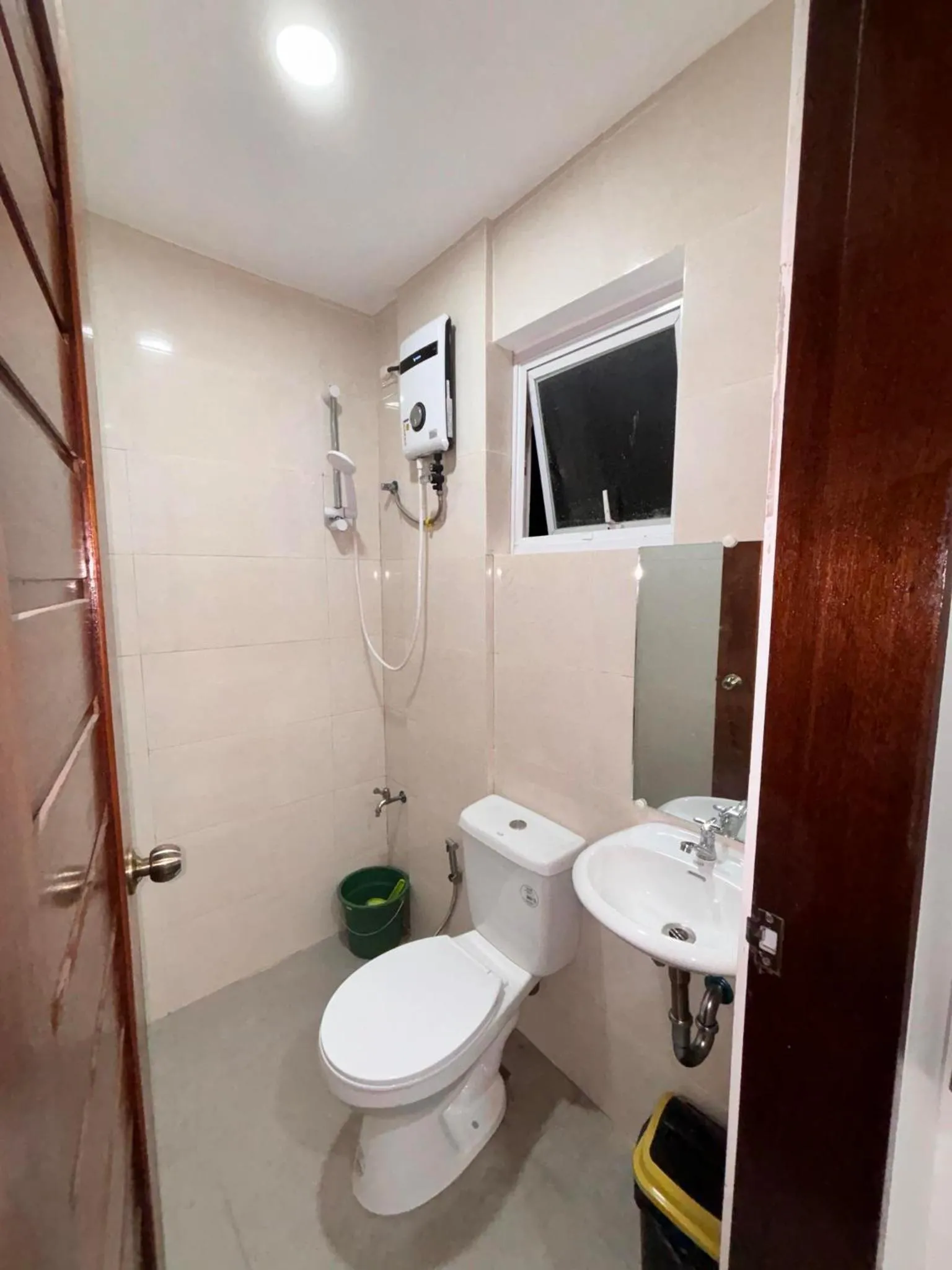 Shower in Kataluma Inn
