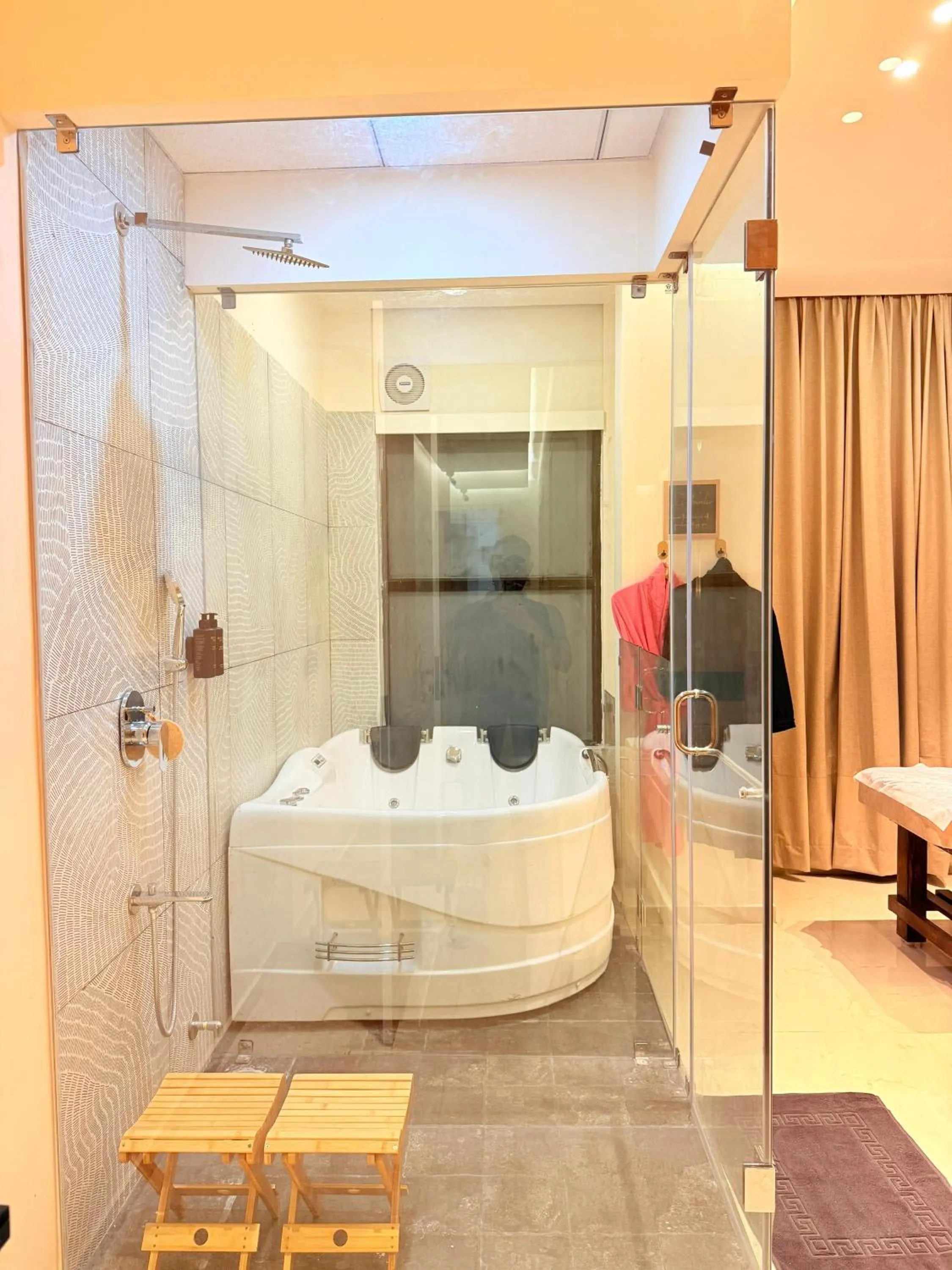 Hot Tub in AK Castle Suites