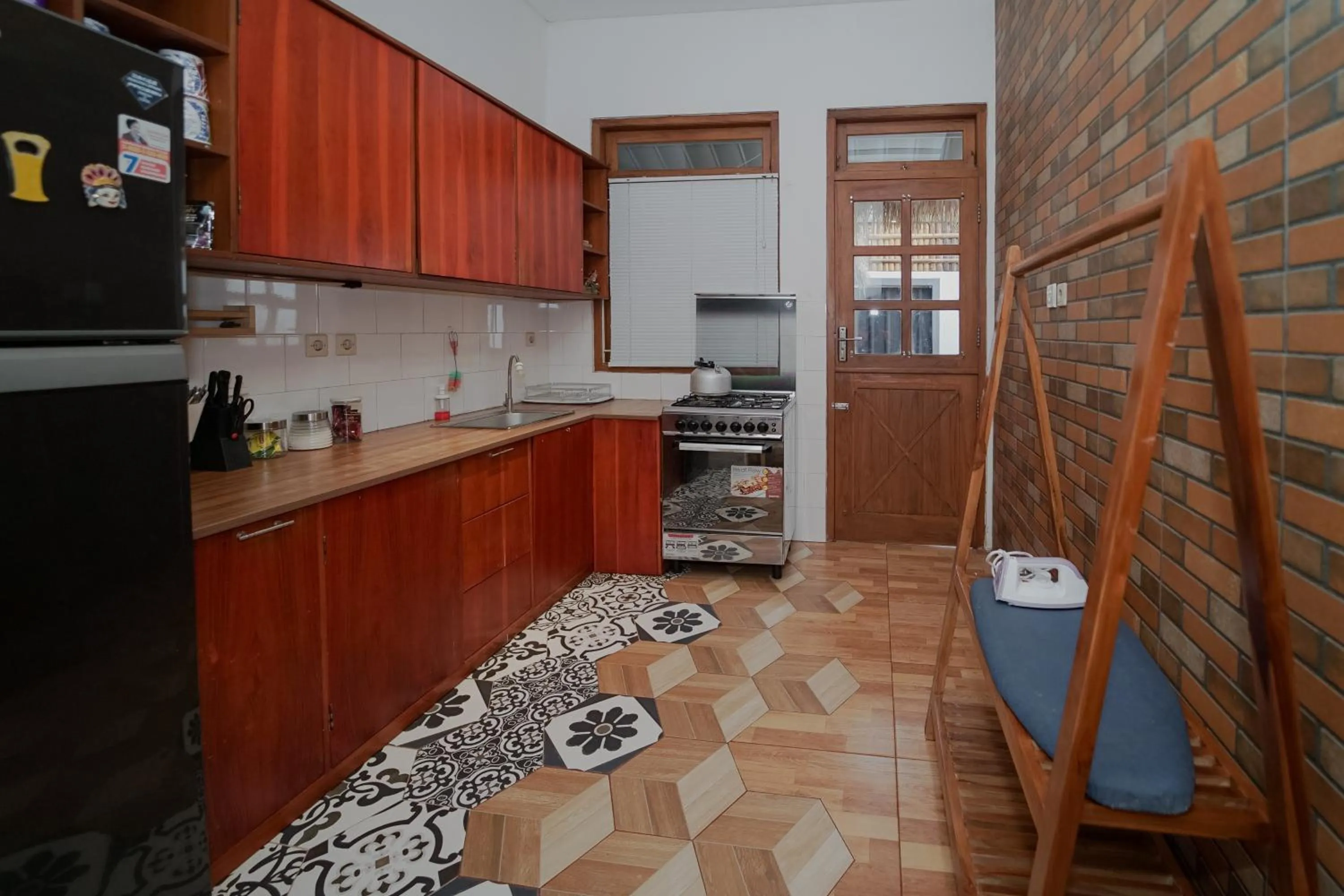 Kitchen or kitchenette in Villa D'Maguwo Suites