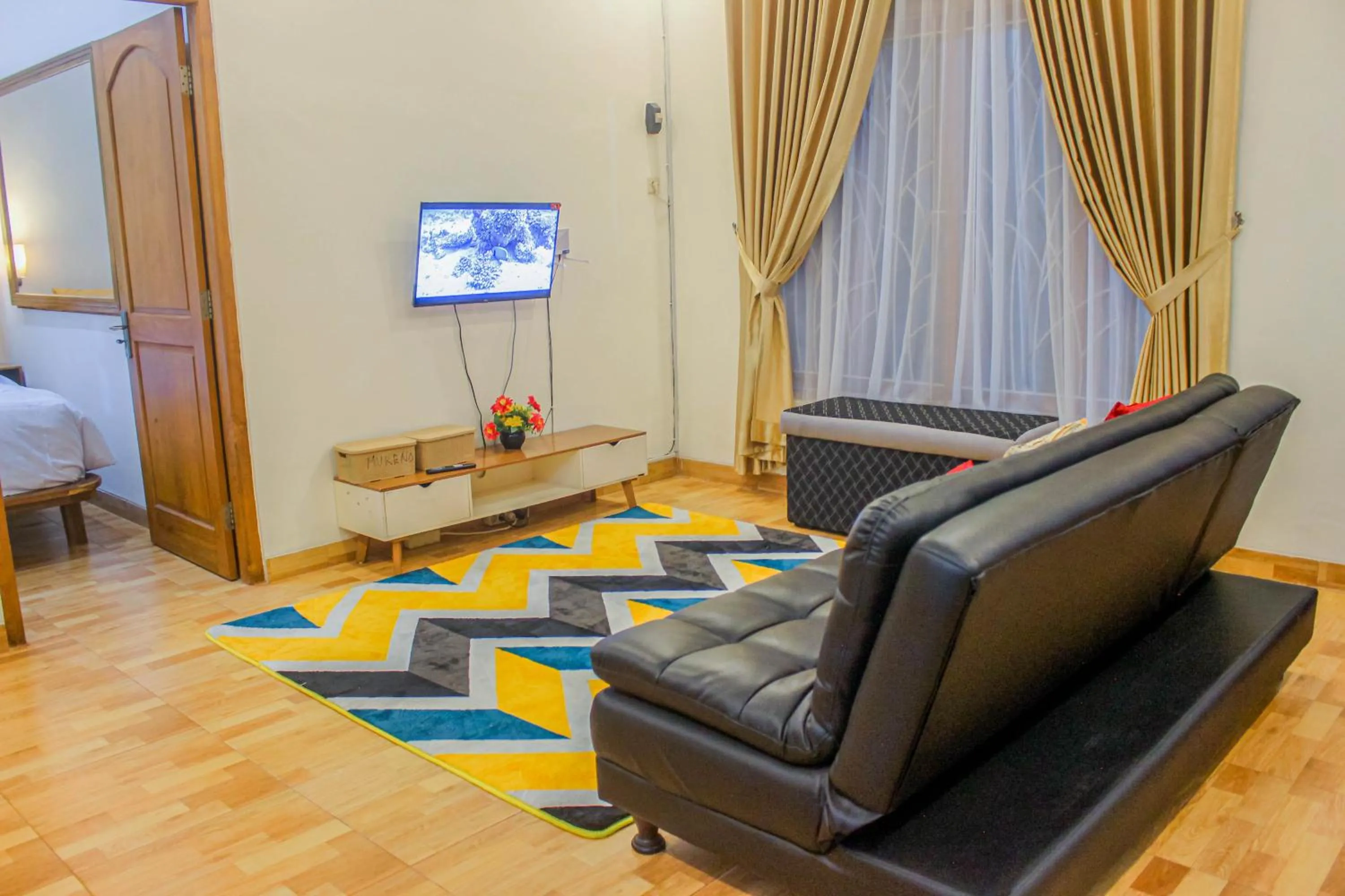Communal lounge/ TV room, Bed in Villa D'Maguwo Suites