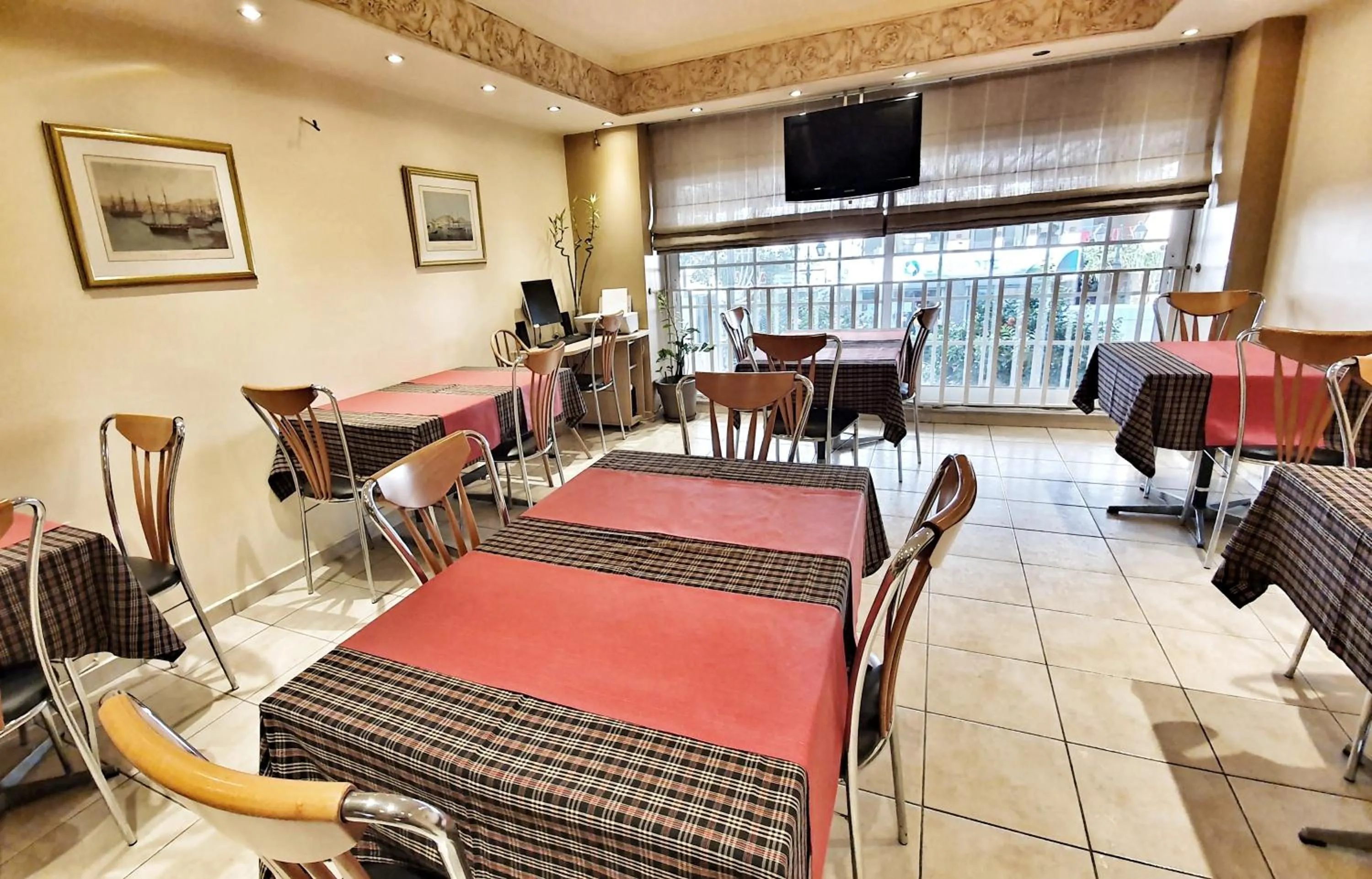 Restaurant/places to eat in Noufara