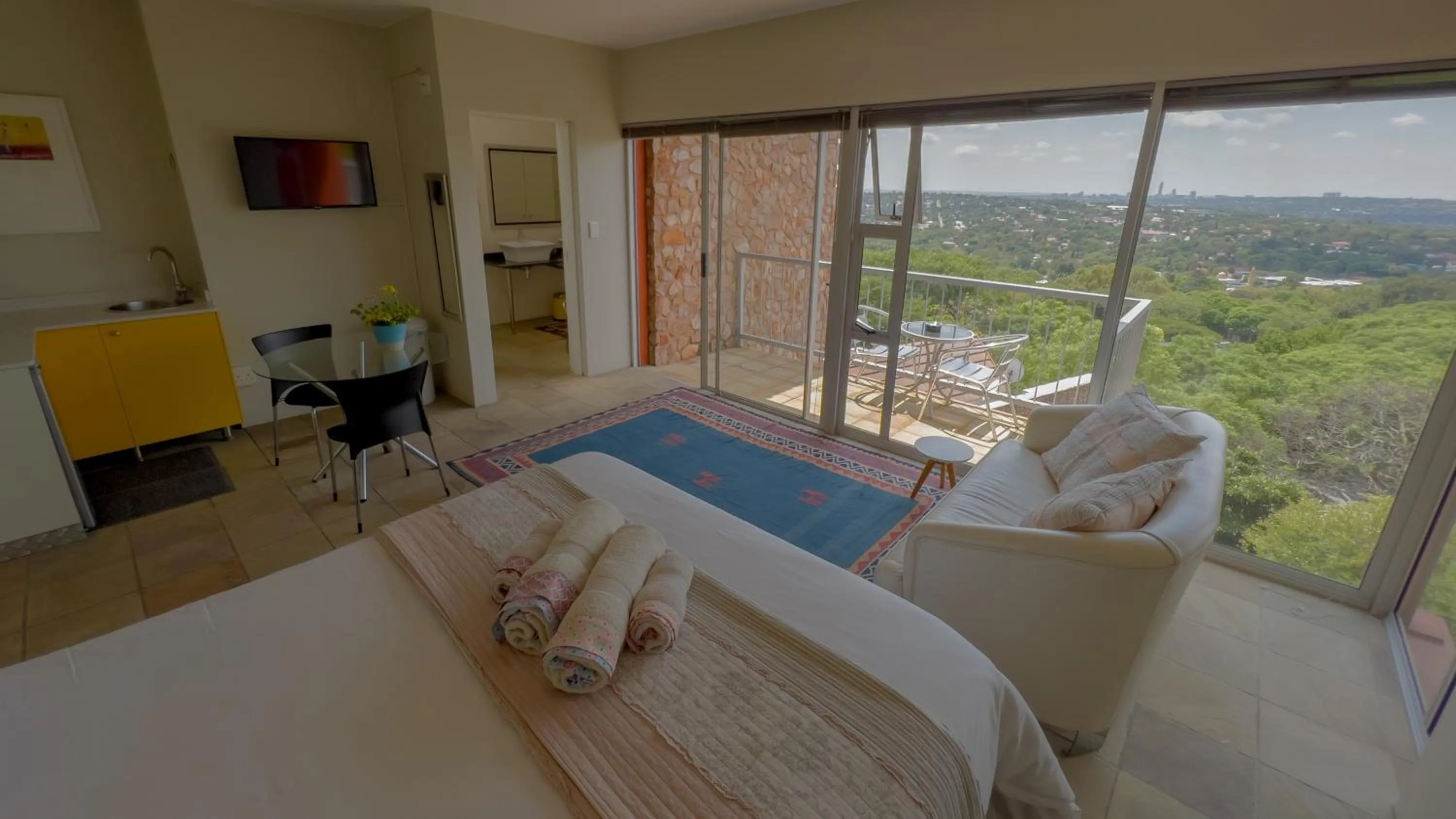 Bed in Orangerie Guest House