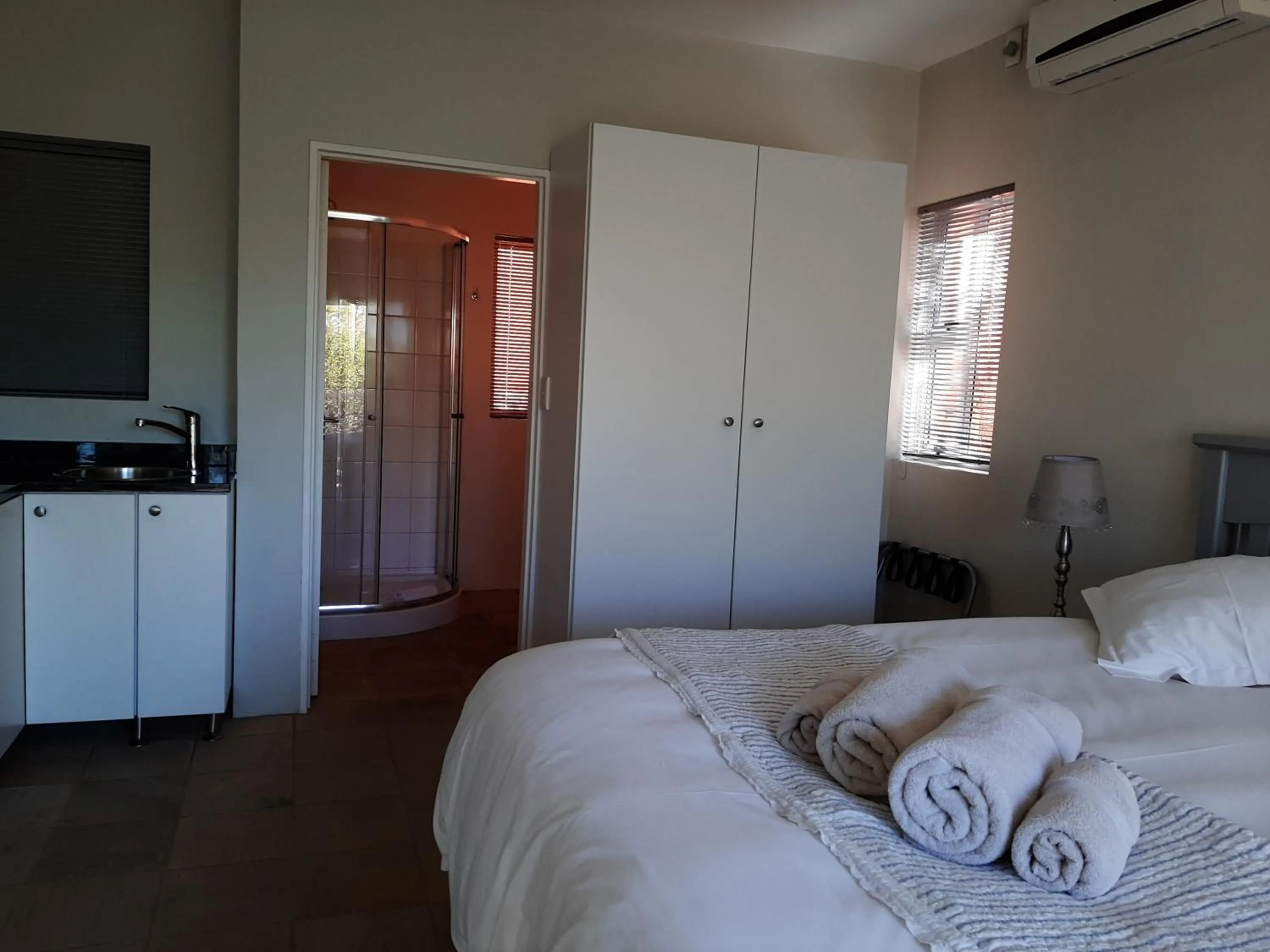 Photo of the whole room, Bed in Orangerie Guest House