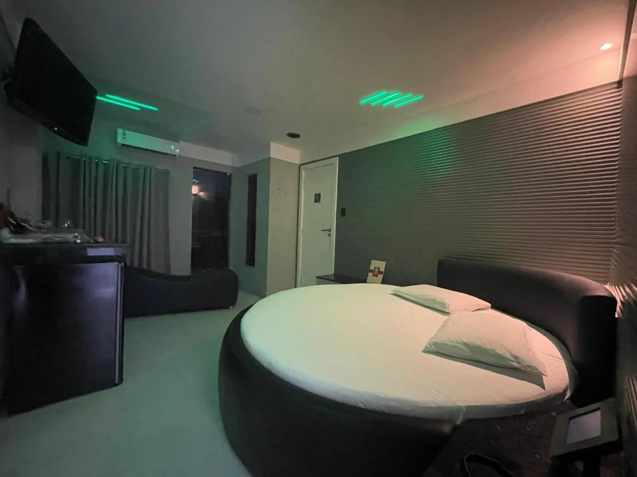 Bed in Bora Bora Motel